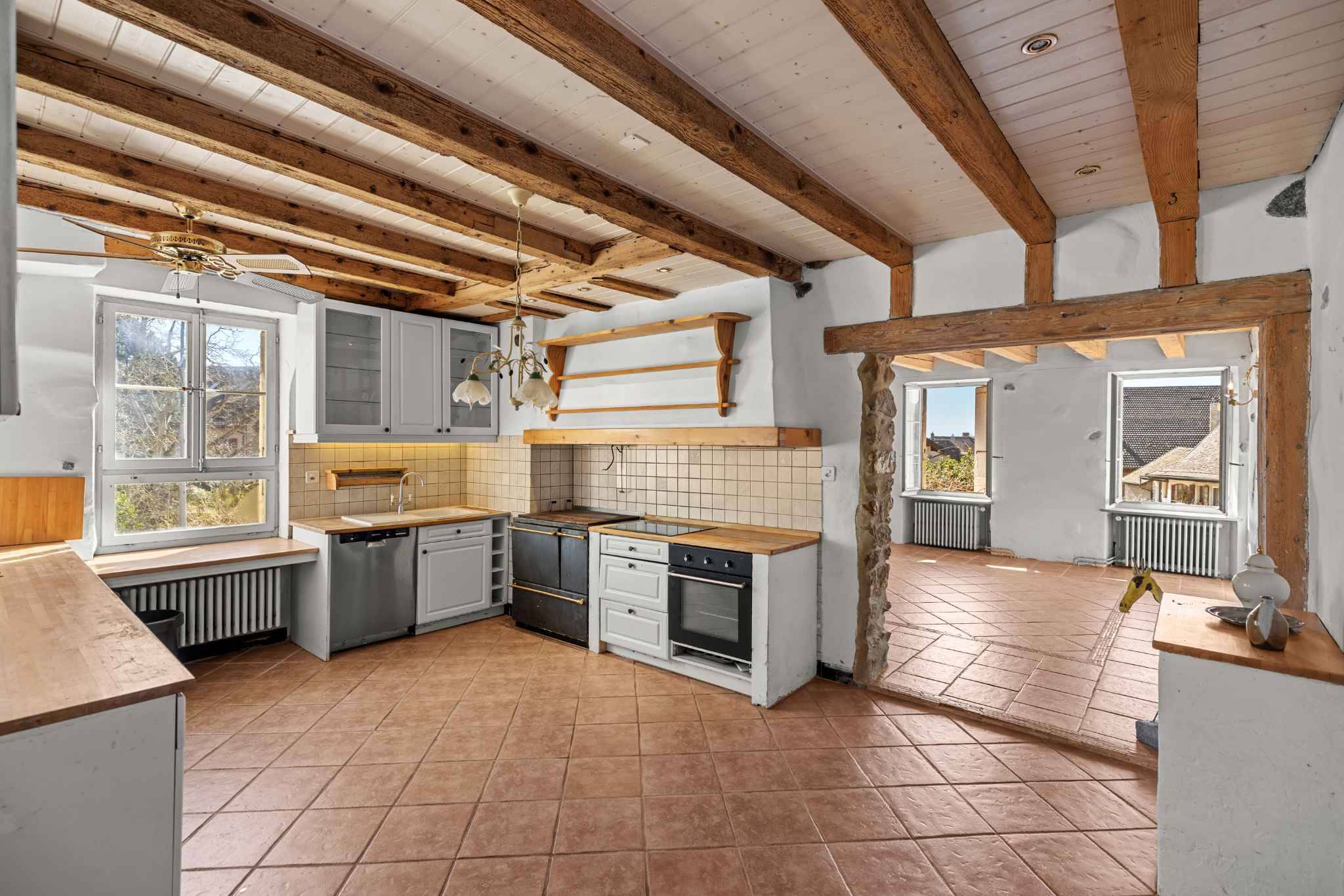 Rustikale Wohnküche mit Holzbalkendecke