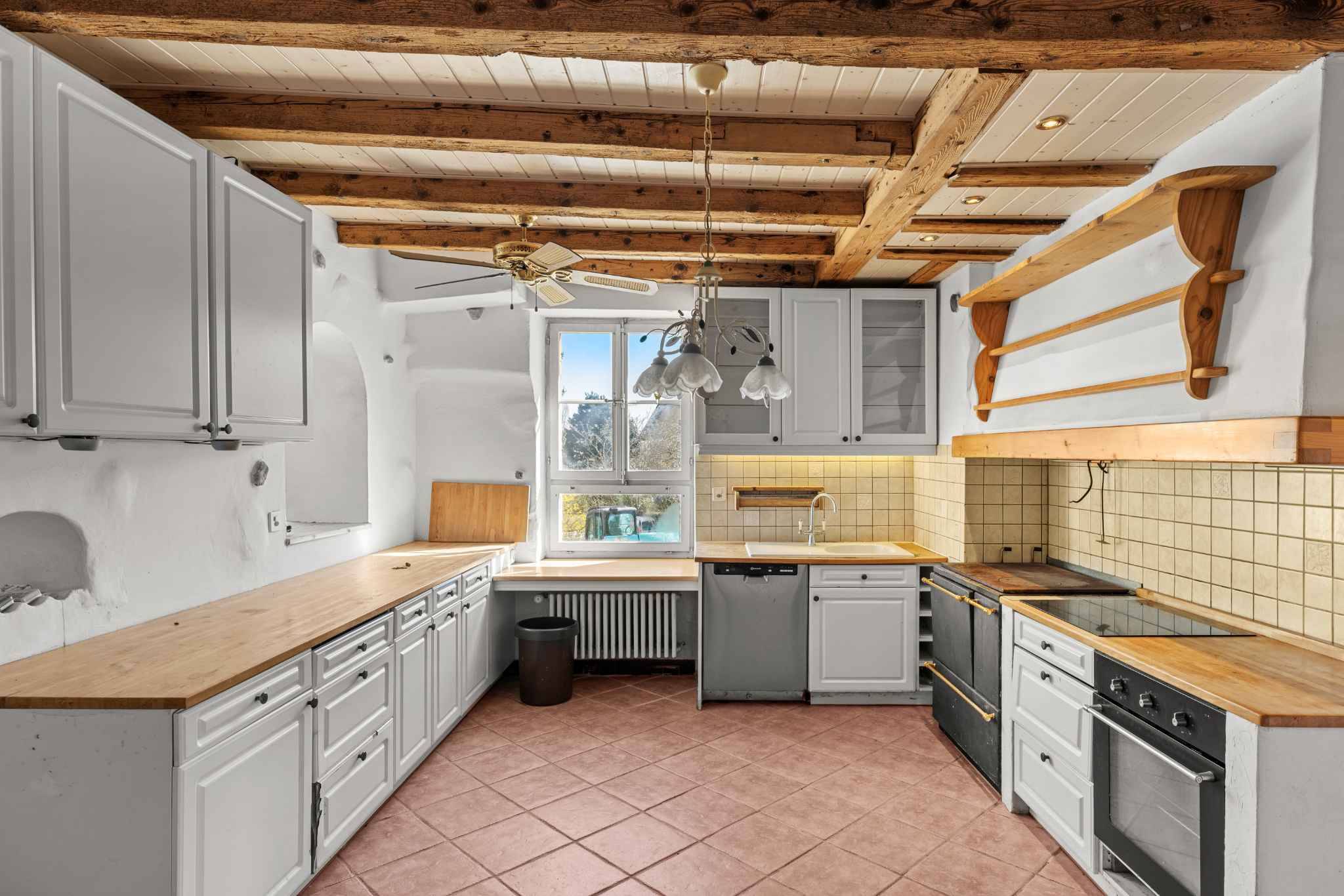 Rustikale Landhausküche mit sichtbaren Holzbalken