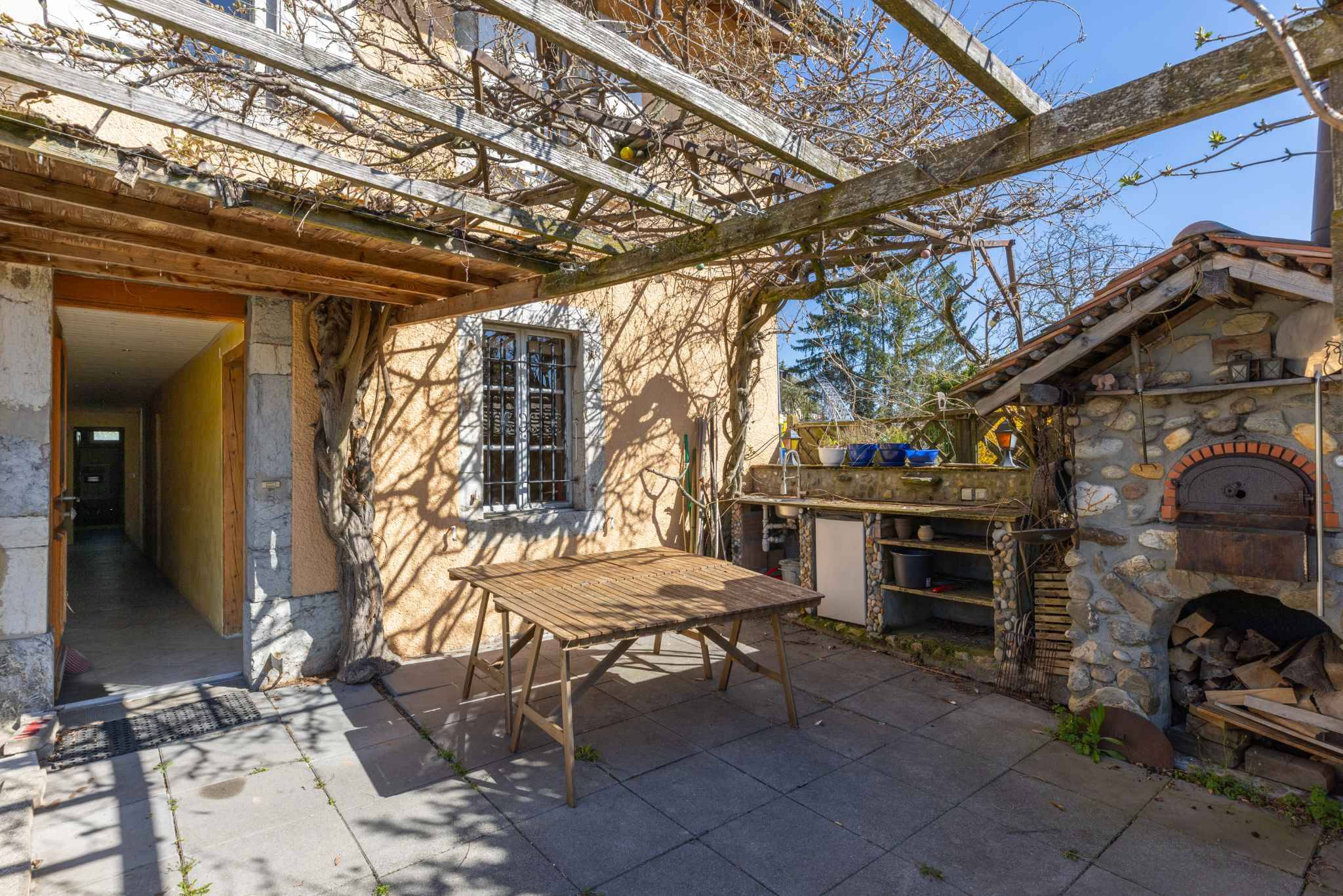 Innenhof mit Grillbereich