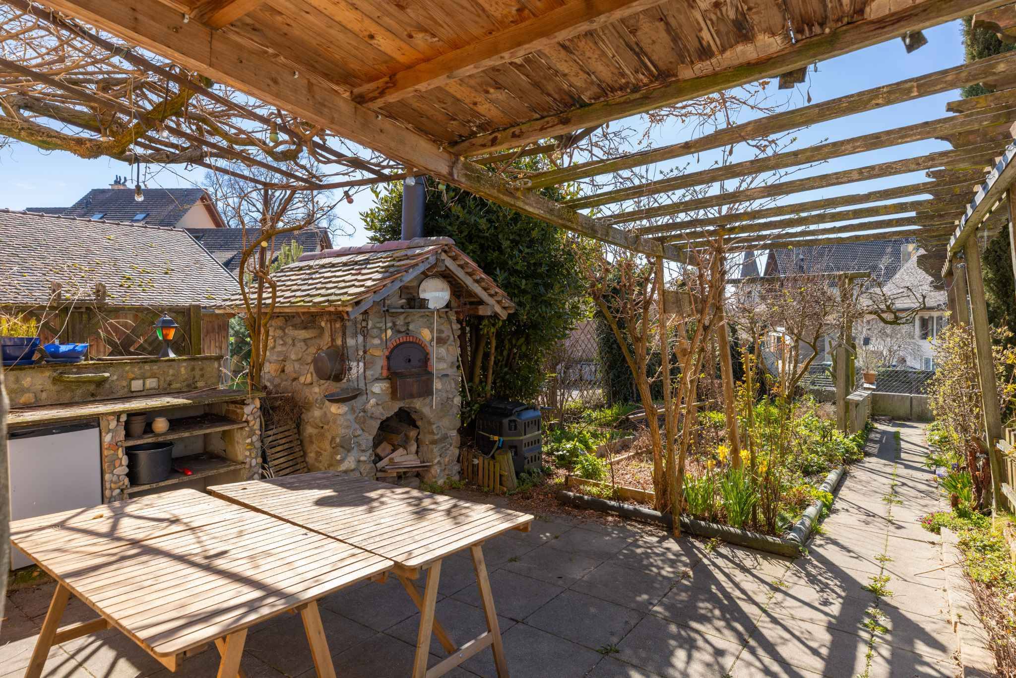 Rustikale Garten- und Terrassenlounge mit Grillbereich