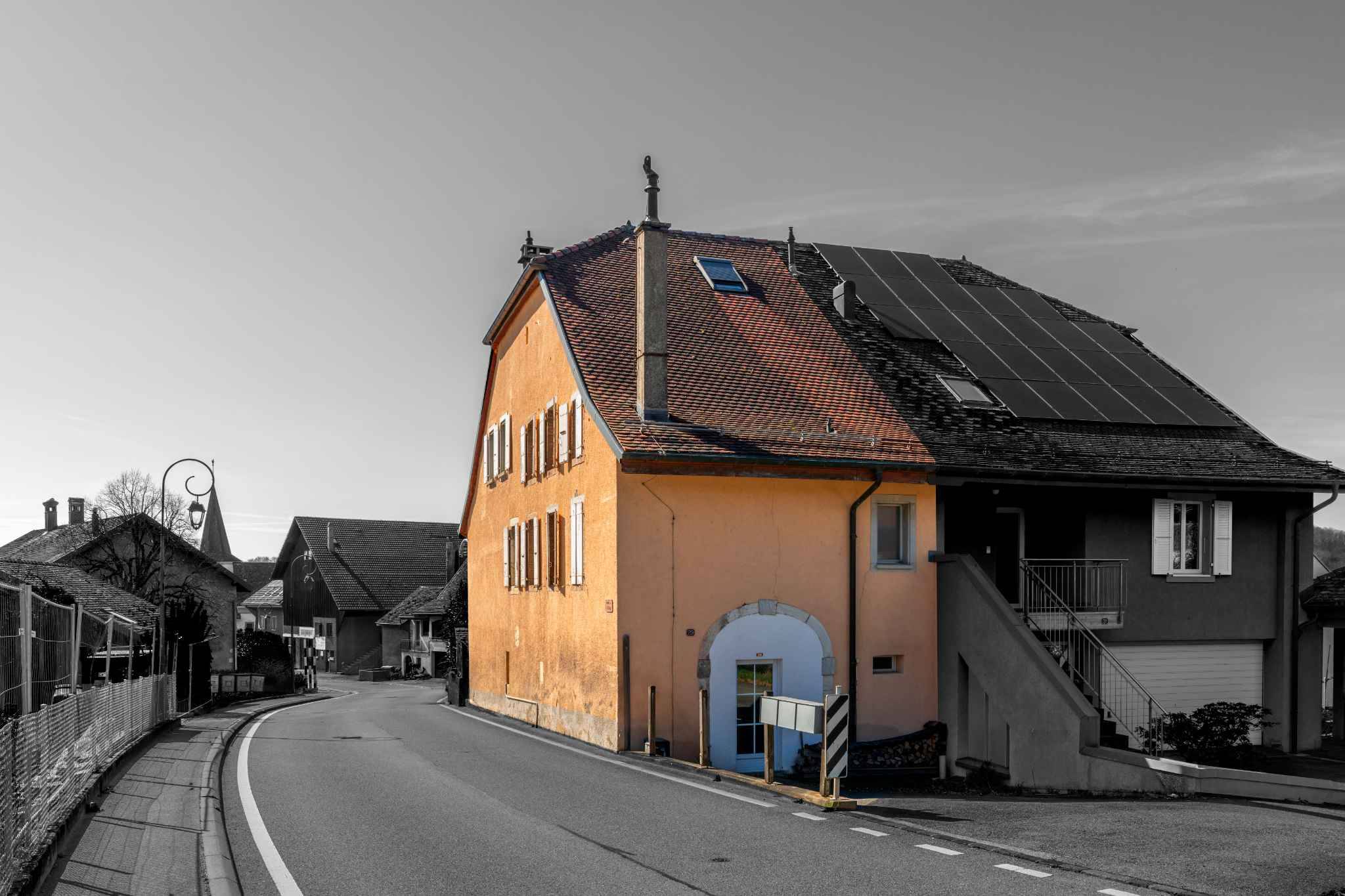 Historisches Haus an der Straße mit Solardach