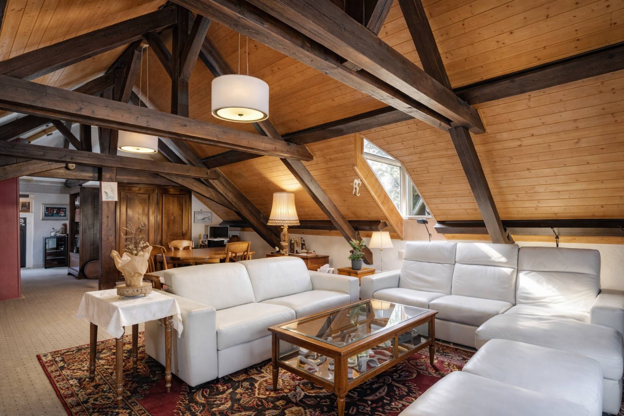 Gemütliches Dachgeschoss-Wohnzimmer mit sichtbaren Holzbalken