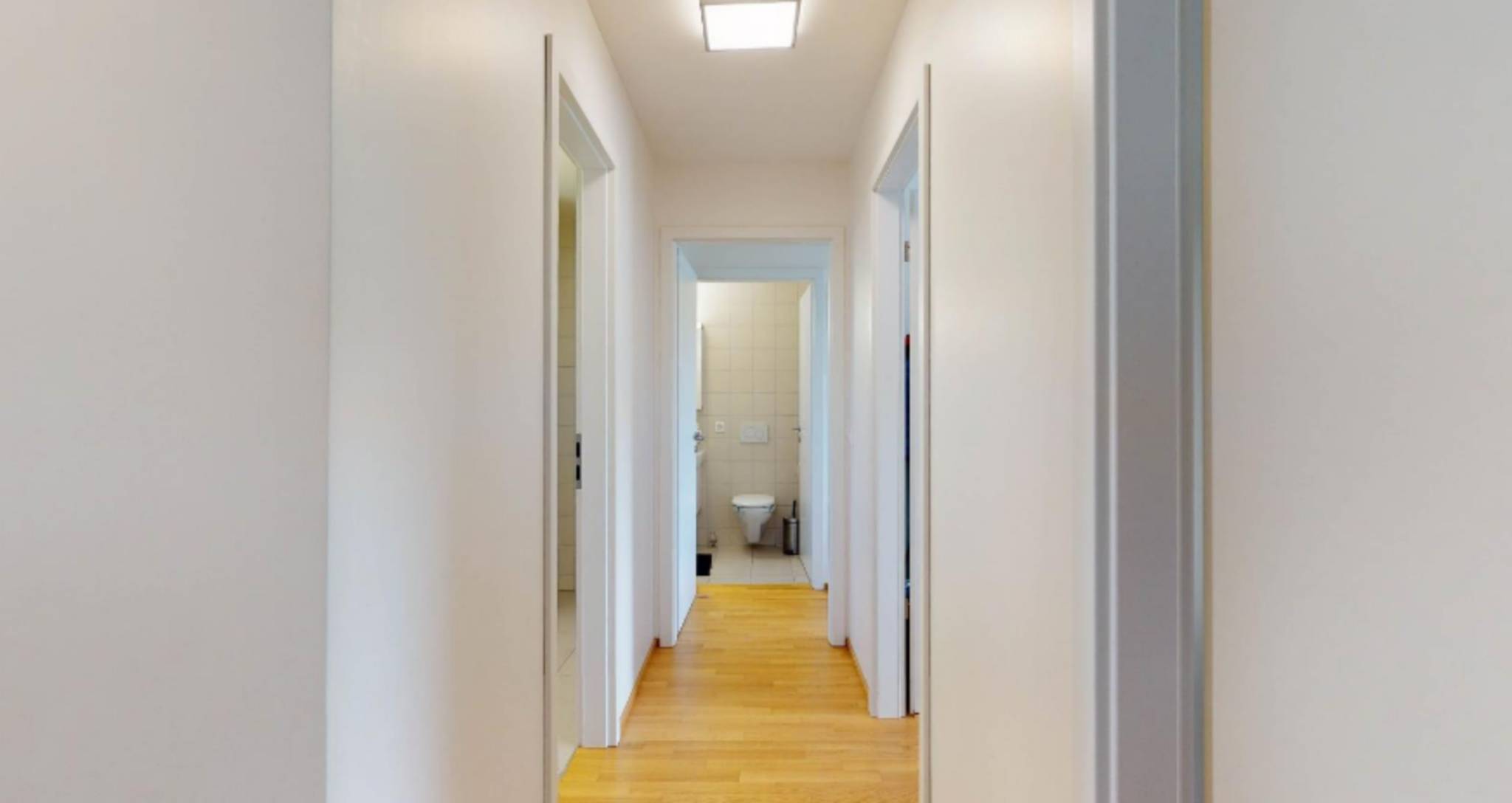 Flur mit Blick auf ein WC