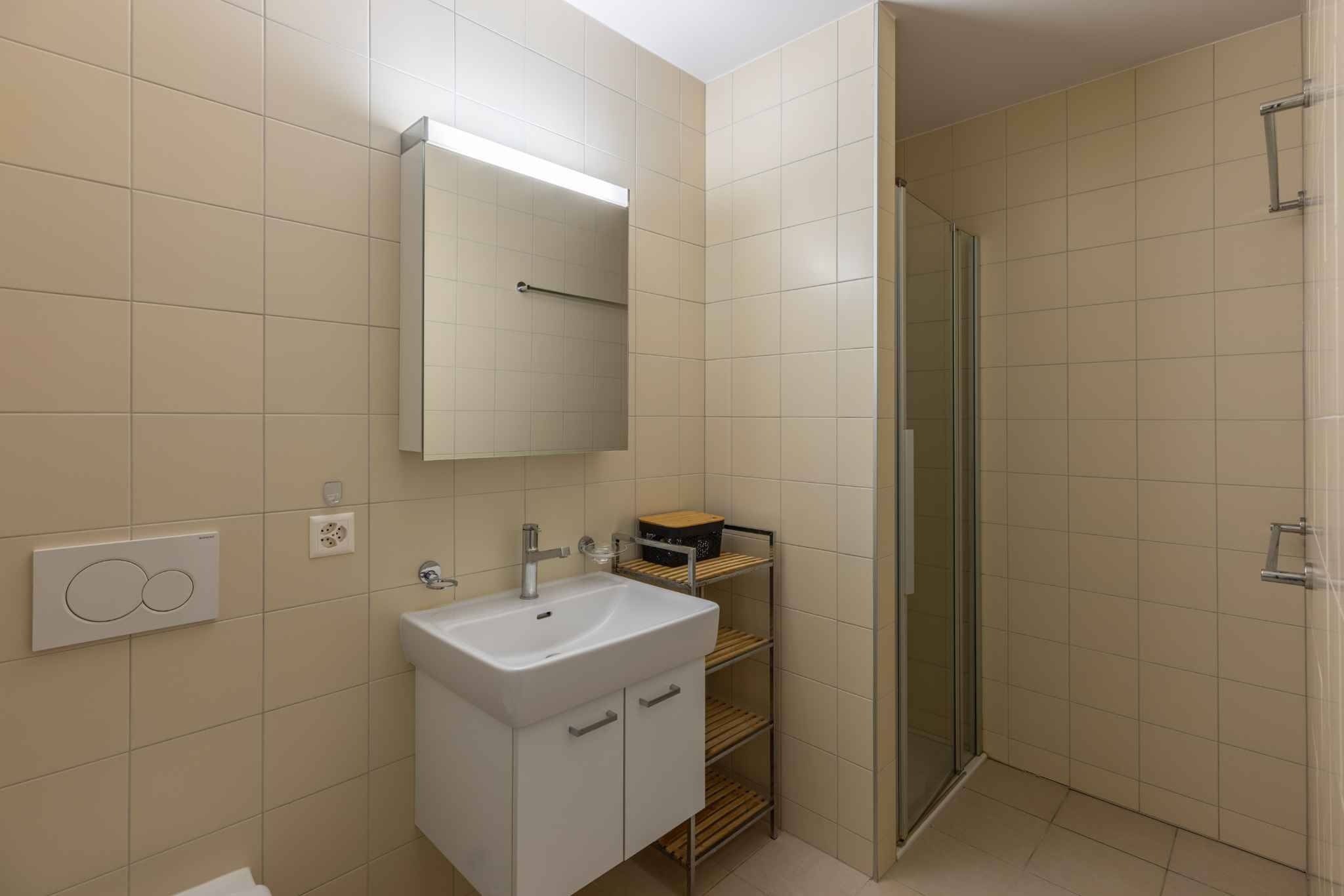 Modernes Badezimmer mit begehbarer Dusche und Waschtisch