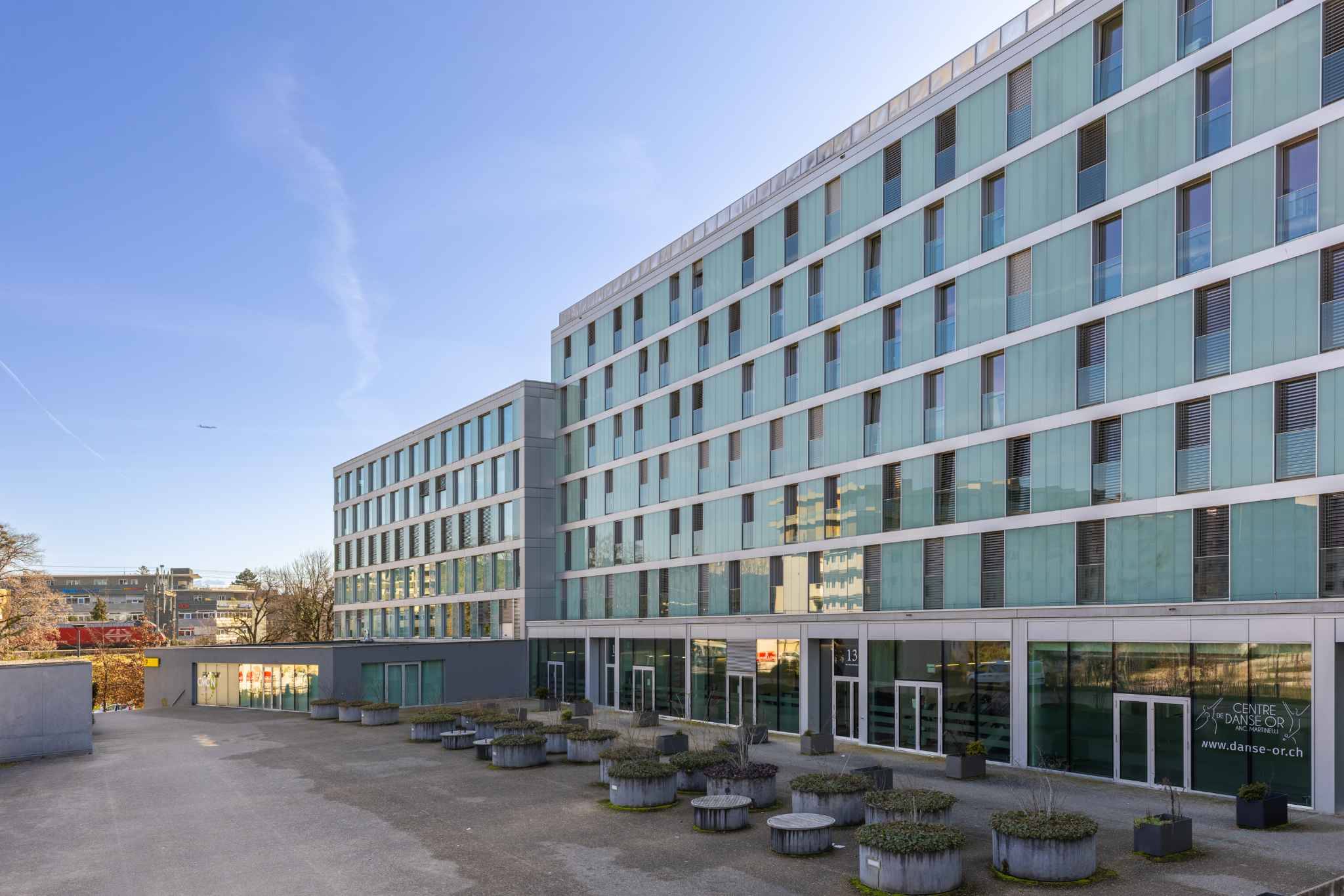 Modernes mehrstöckiges Gebäude mit Glasfassade