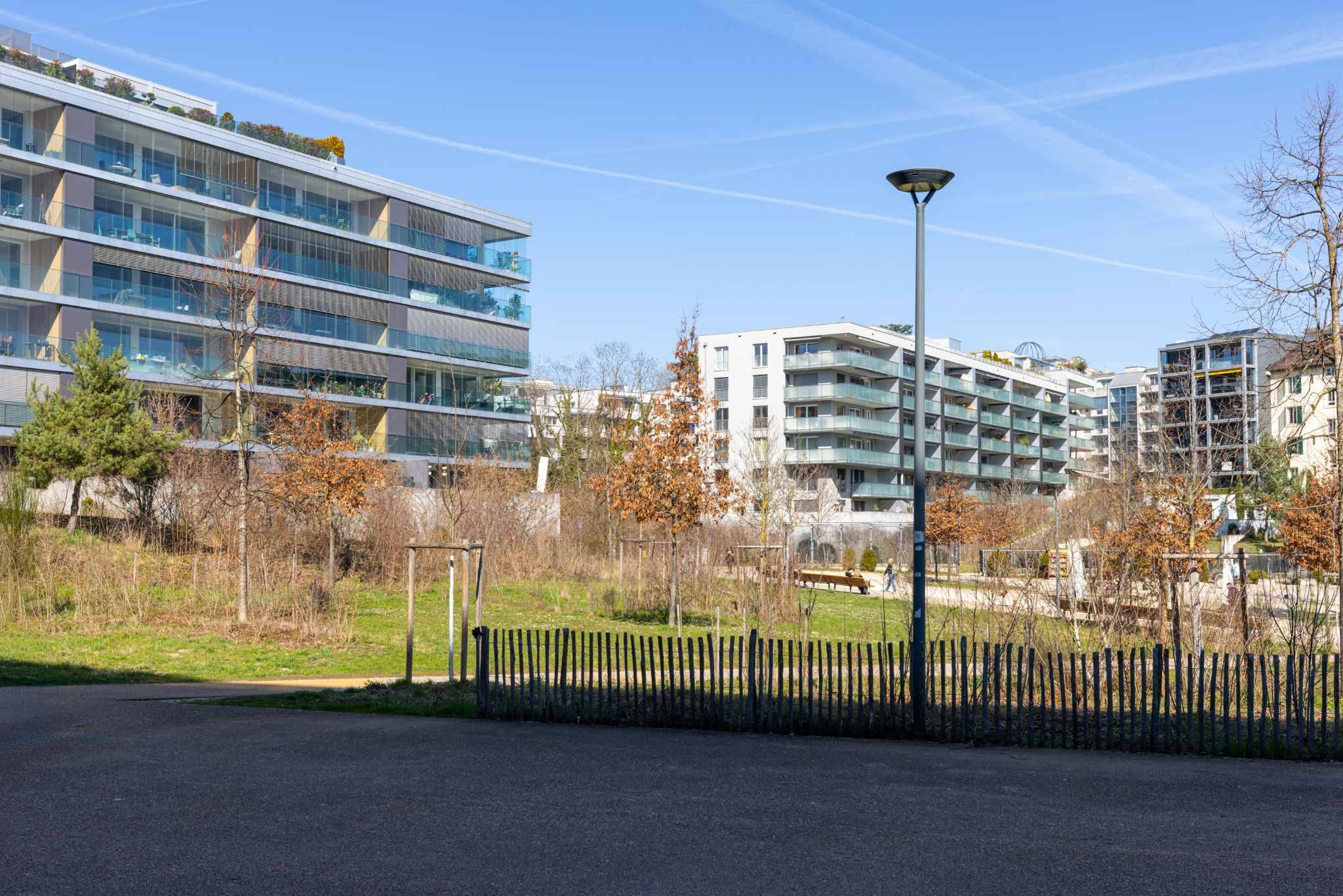 Moderne Wohnanlage mit Parkanlage