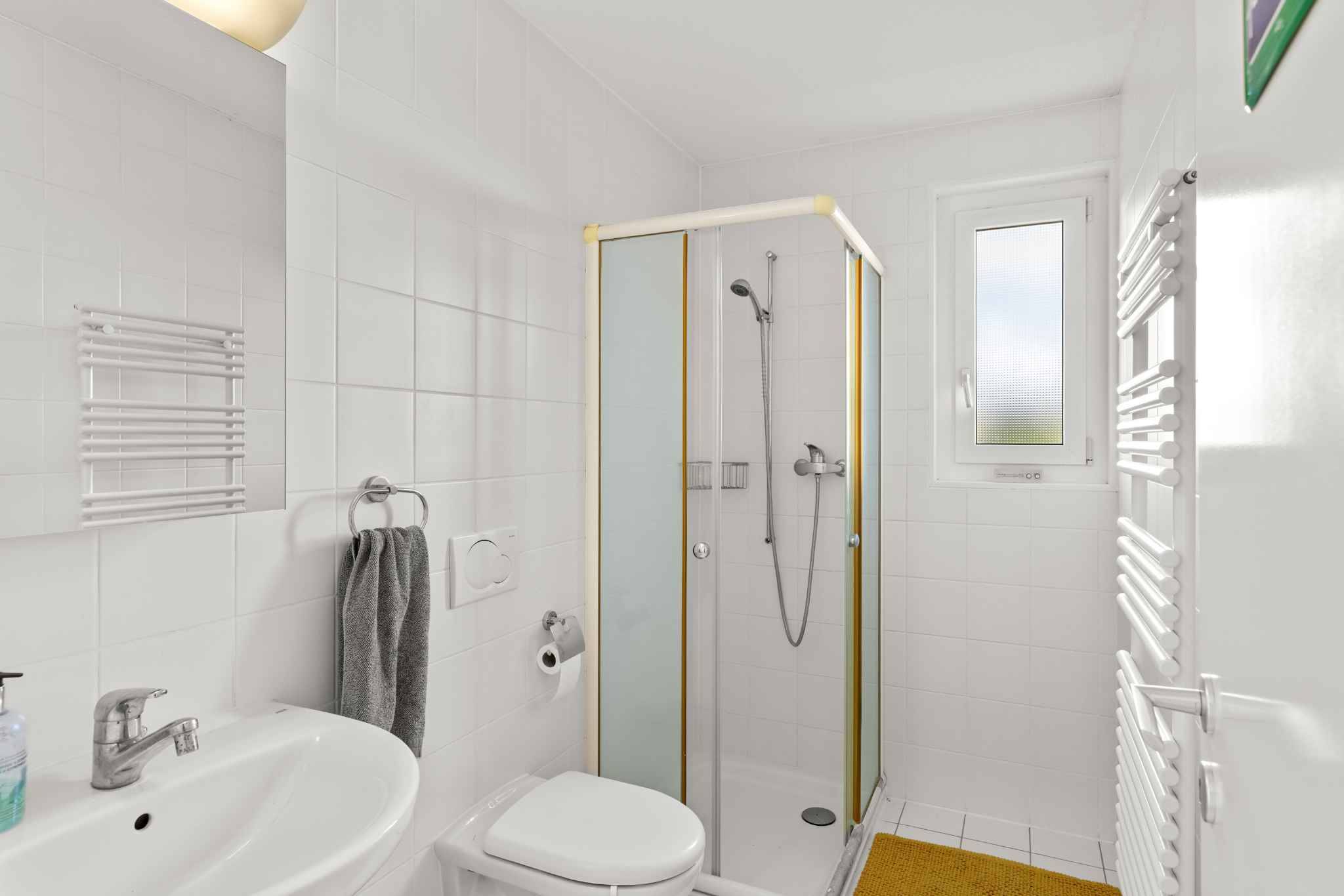 Helles, modernes Badezimmer mit Dusche