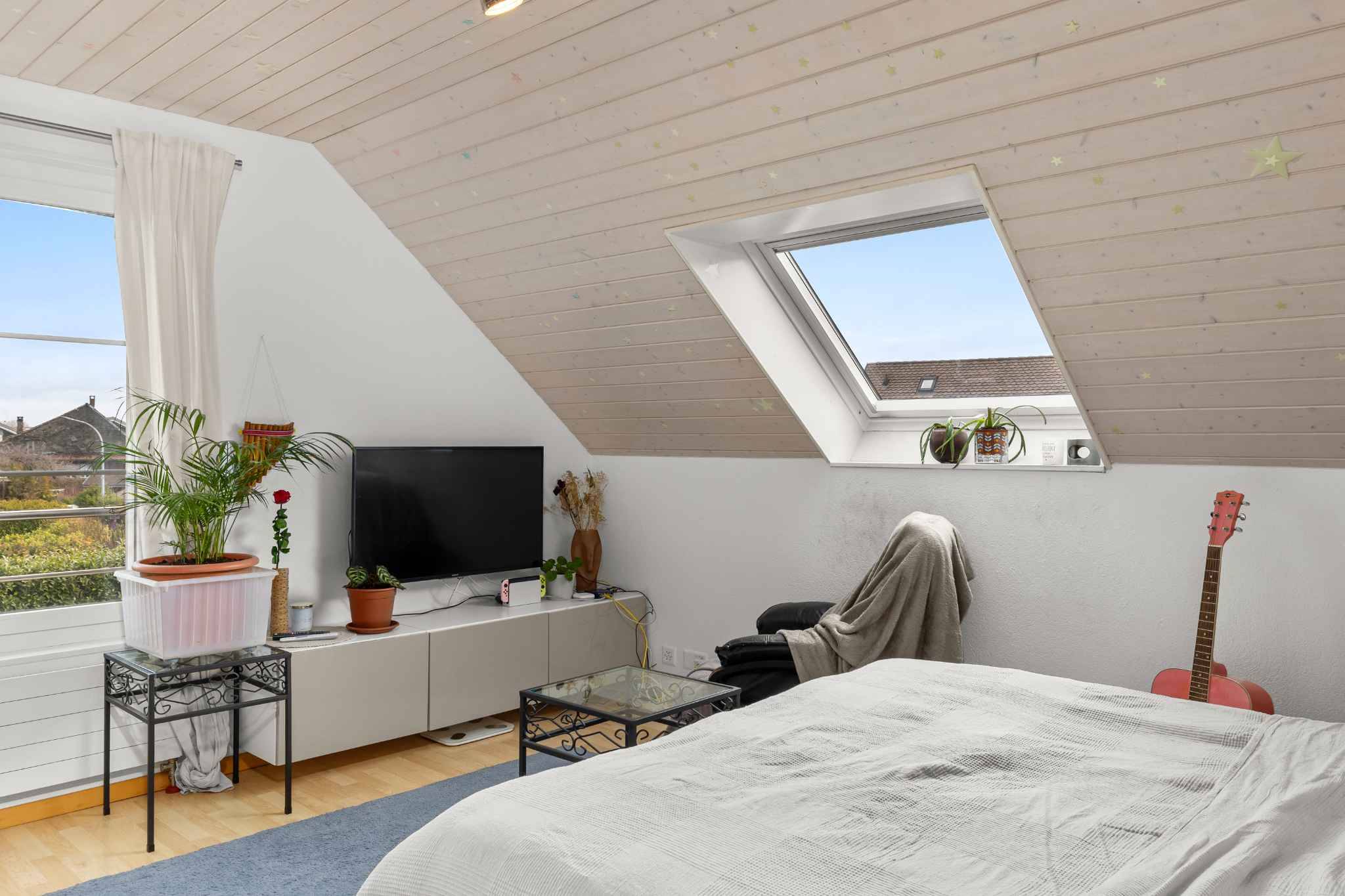 Helles Dachgeschoss-Schlafzimmer mit Gaube und Velux-Fenster