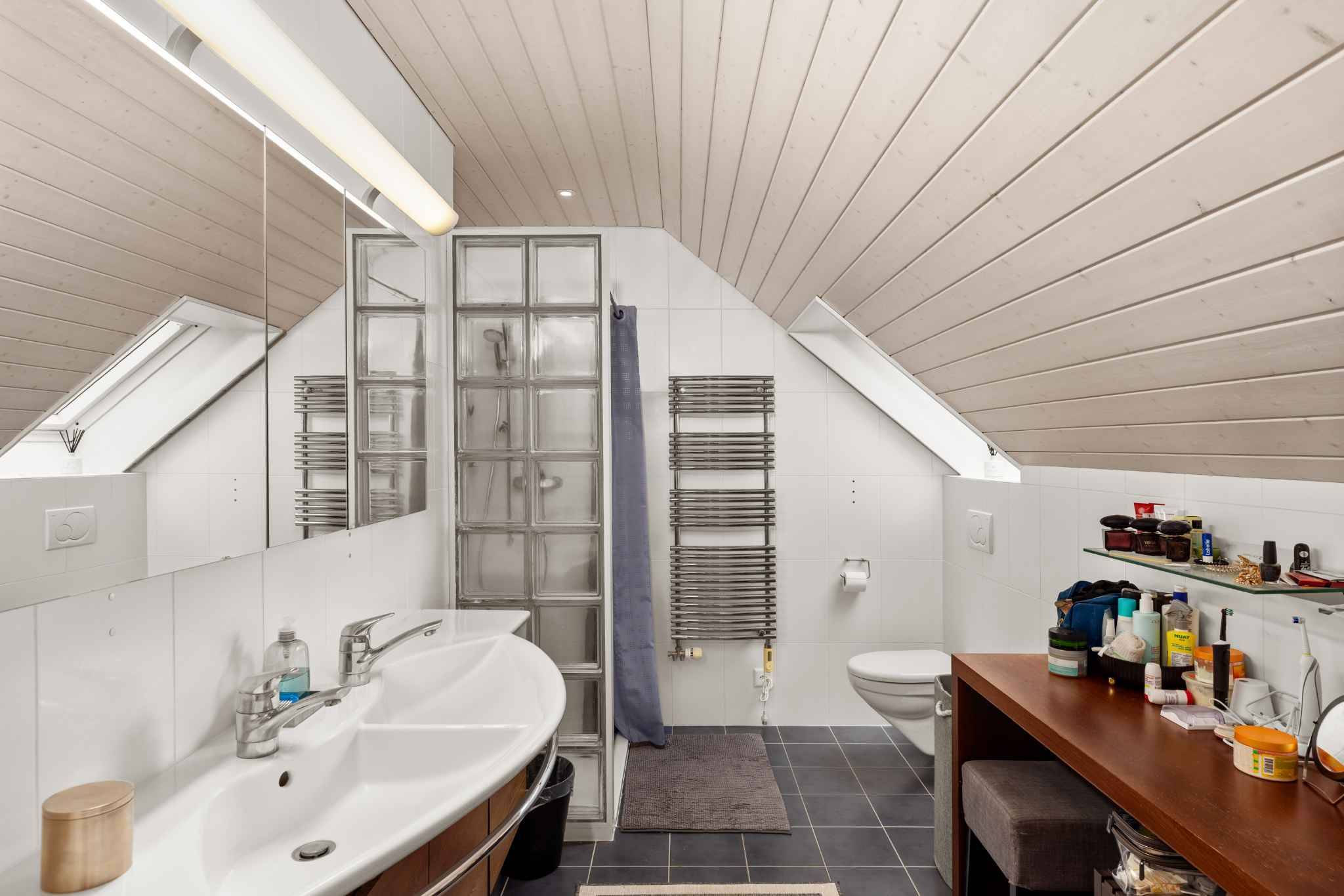 Dachgeschossbad mit Dusche und Waschbecken