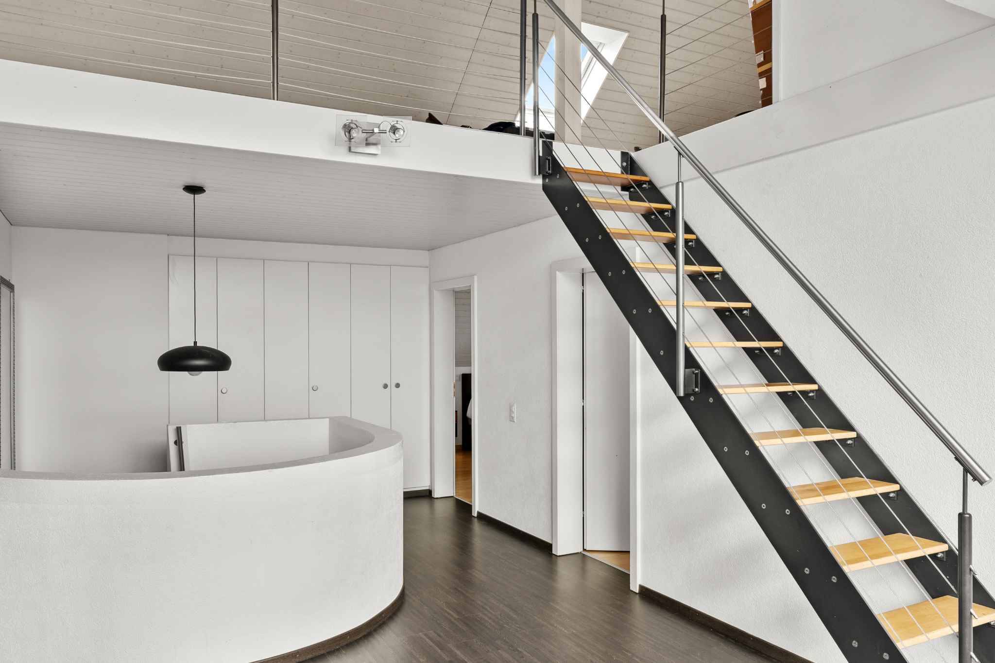 Modernes Galerie-Innenraum mit Treppe