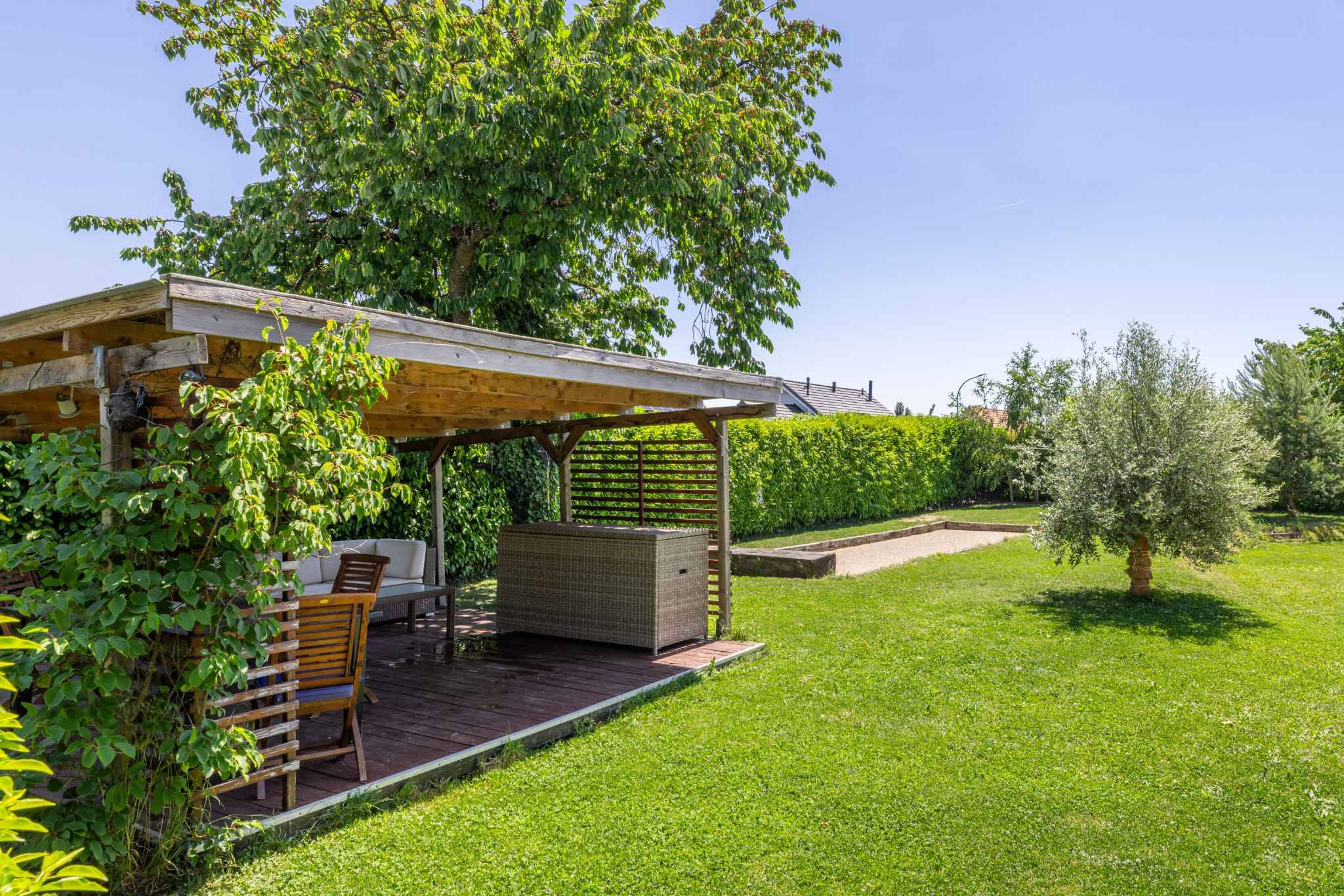 Garten mit überdachtem Sitzplatz