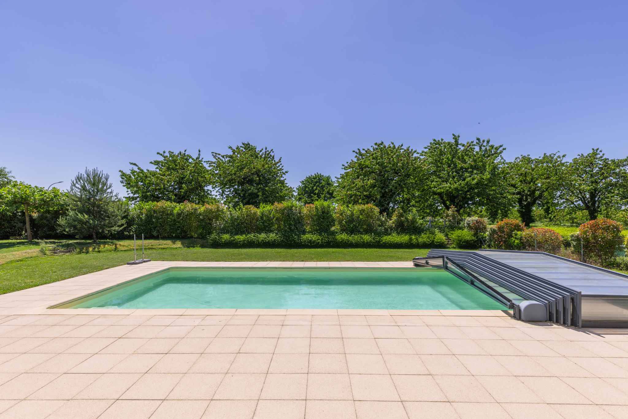 Außenbereich mit Pool und Garten