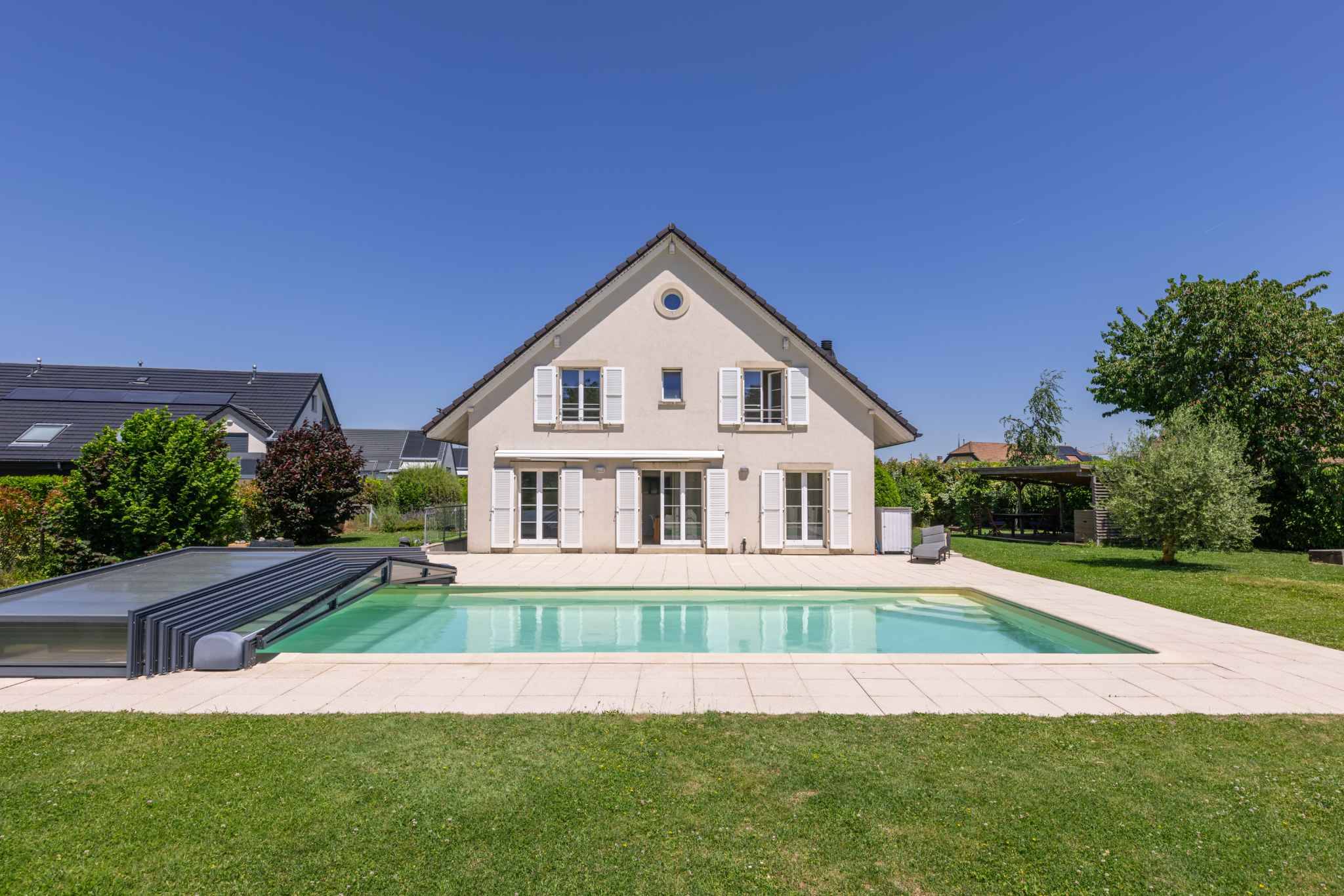 Einfamilienhaus mit Pool und Garten