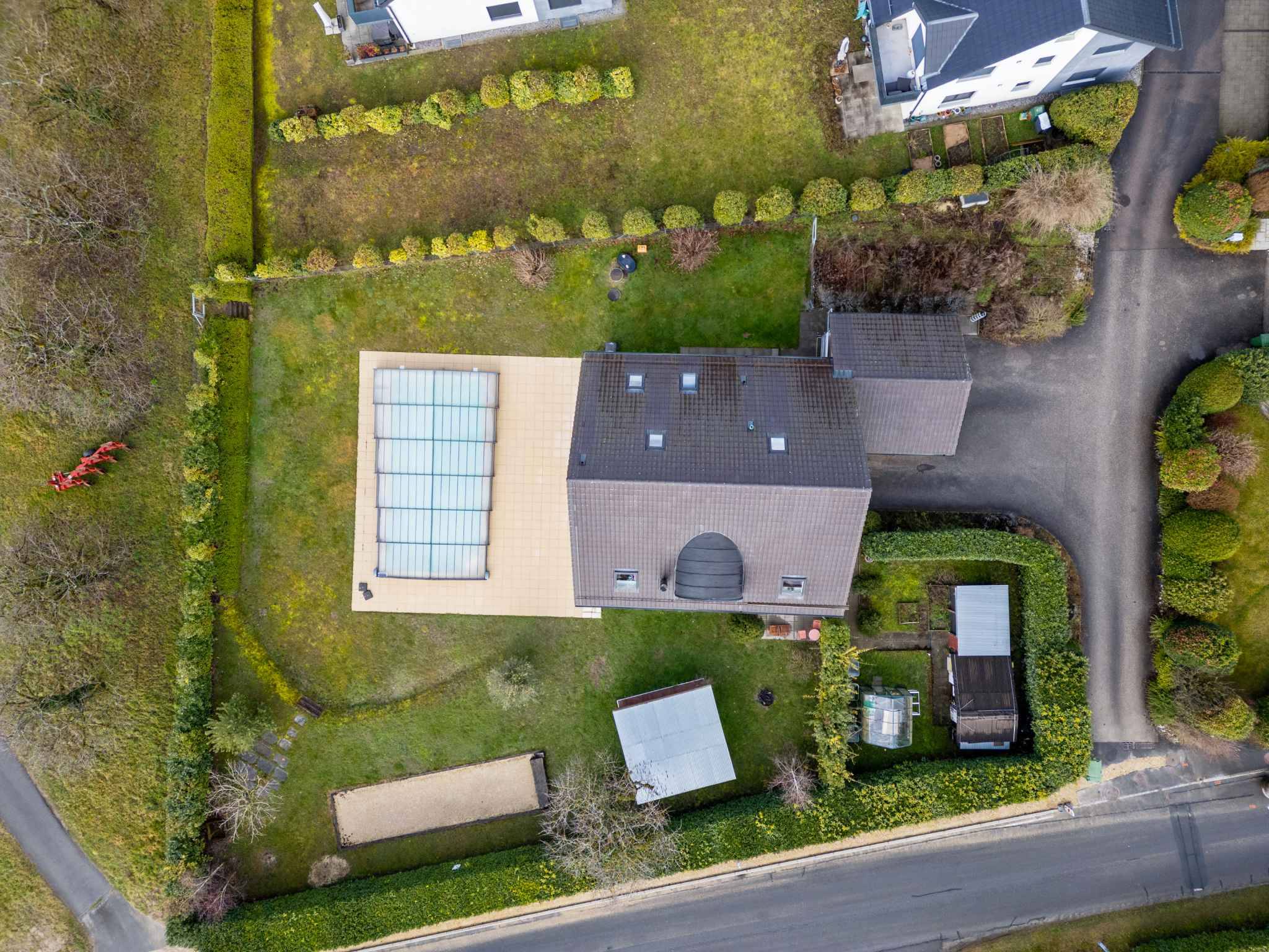 Luftaufnahme eines Einfamilienhauses mit großem Garten