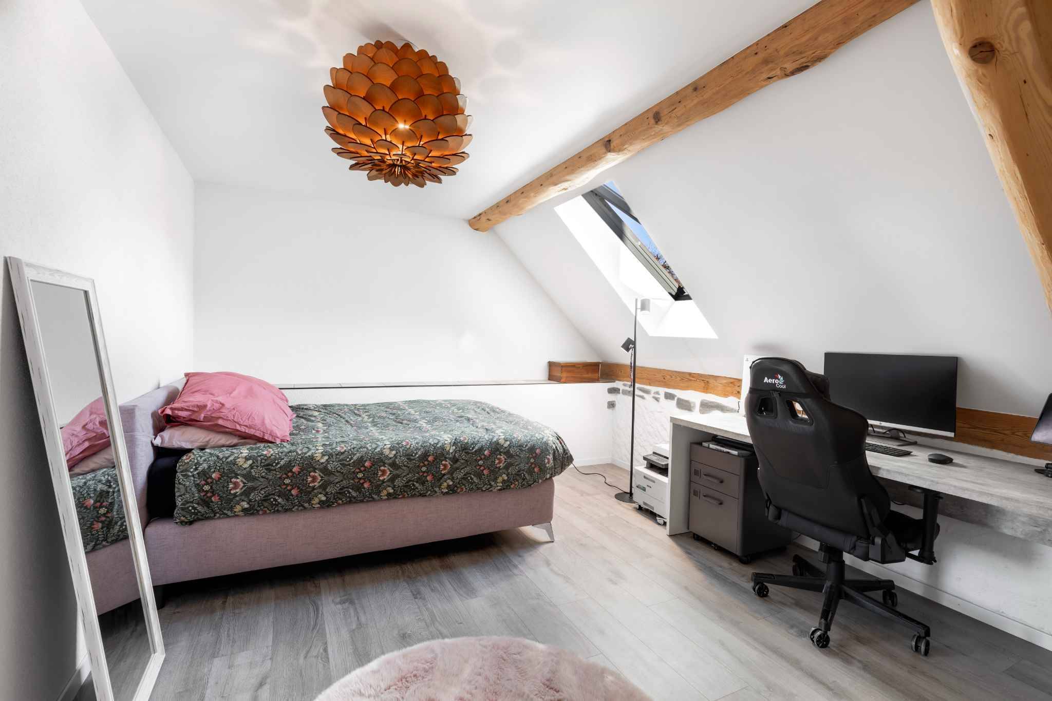 Dachgeschoss-Schlafzimmer mit Arbeitsplatz