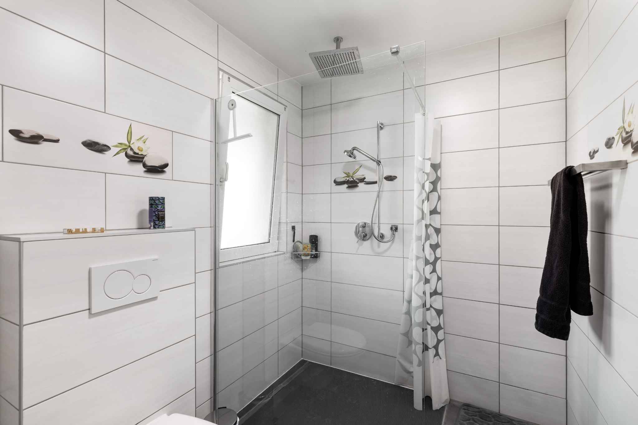 Modernes Duschbad mit Glasabtrennung
