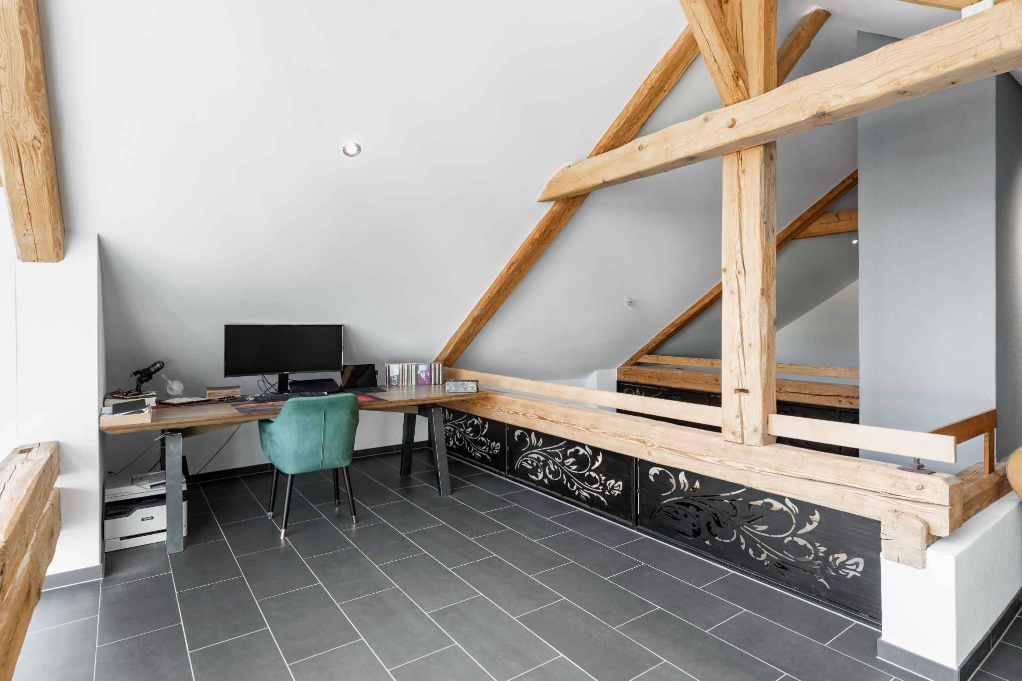 Dachgeschoss-Arbeitsbereich mit sichtbaren Holzbalken