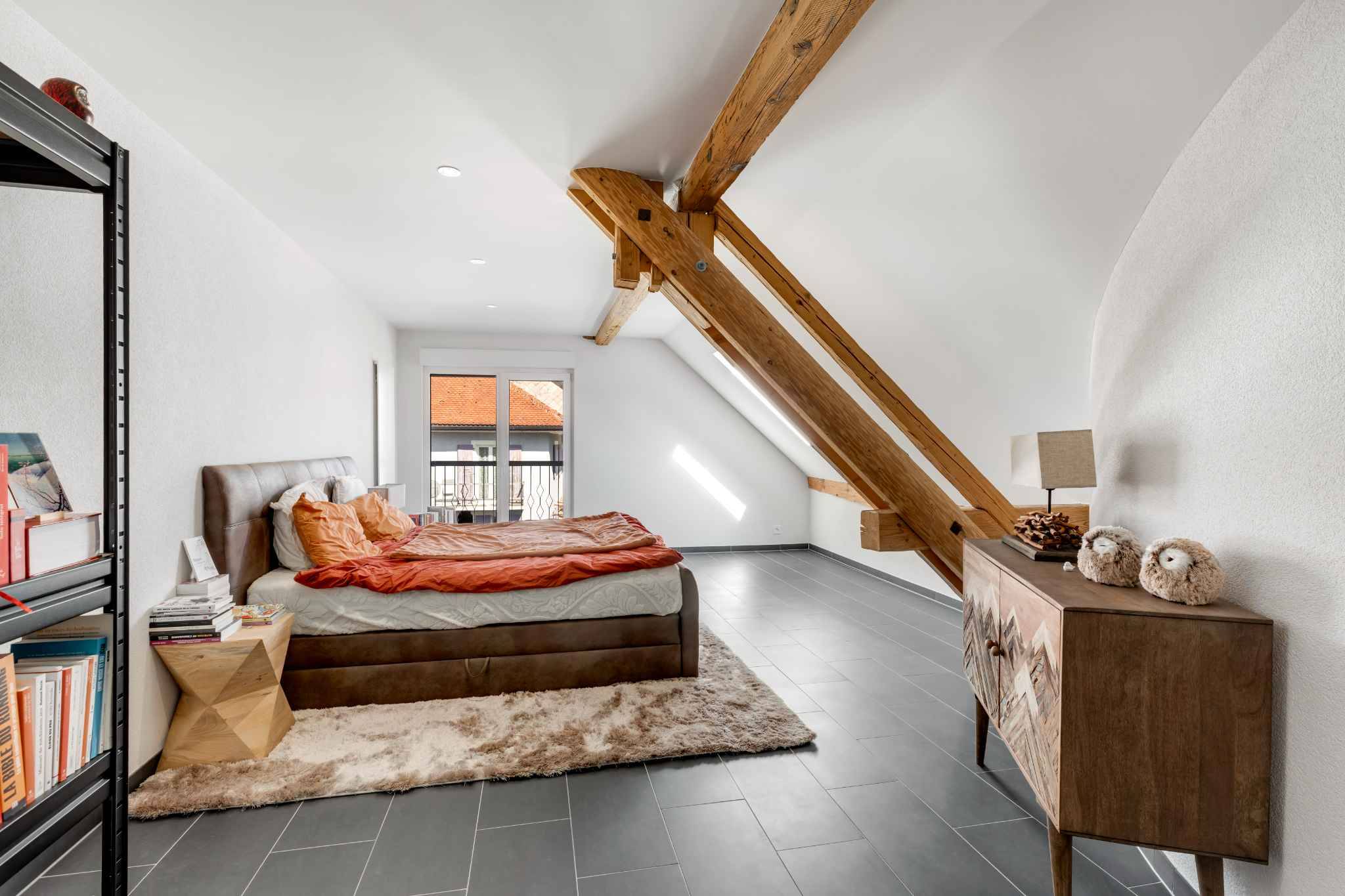 Dachgeschoss-Schlafzimmer mit sichtbarem Holzbalken