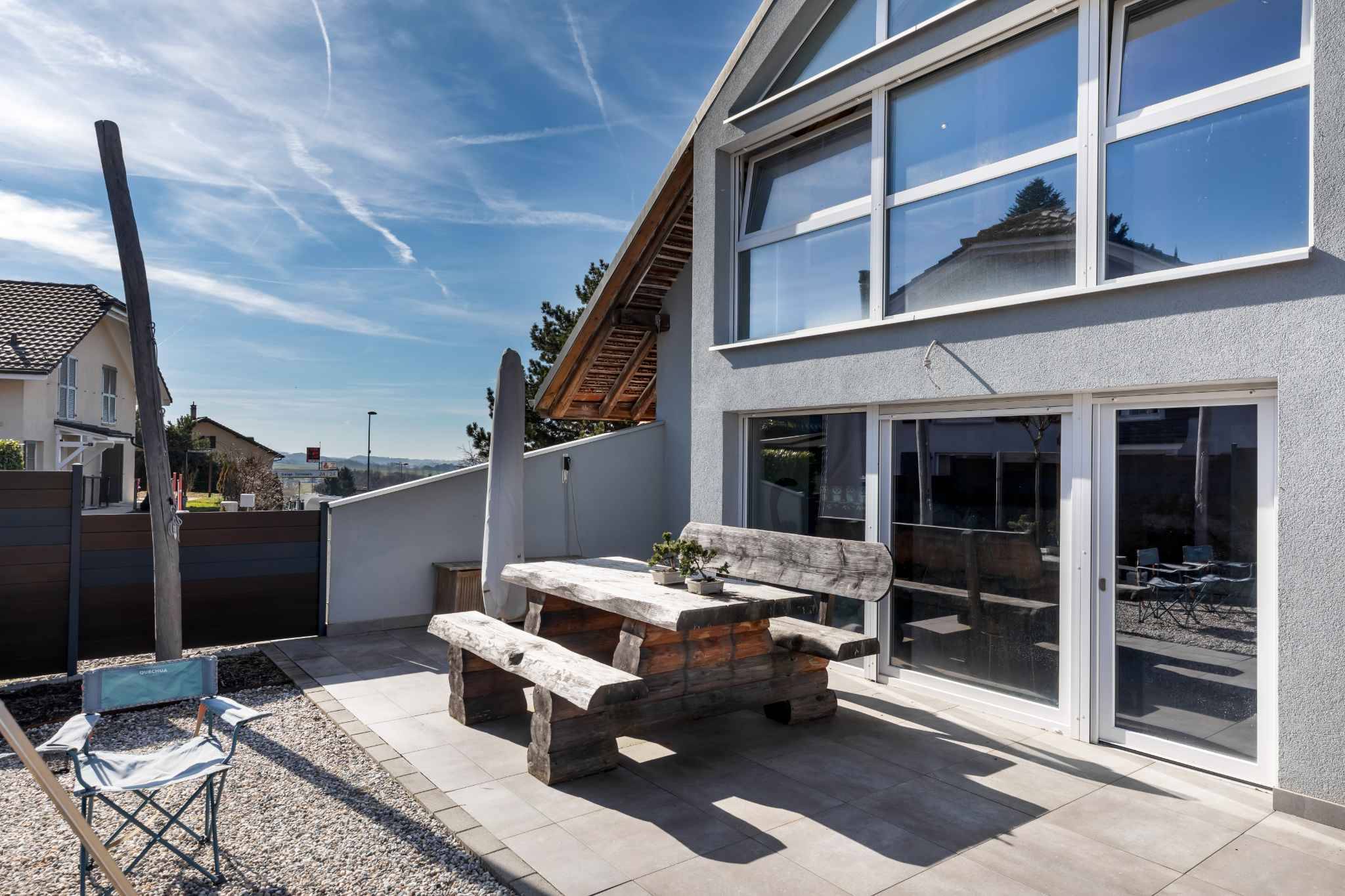 Terrasse mit moderner Glasfassade