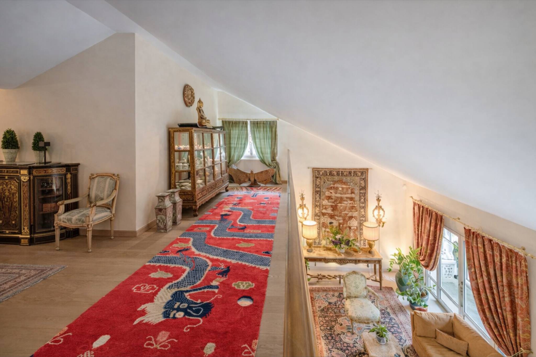 Galerie mit orientalisch-eleganter Einrichtung