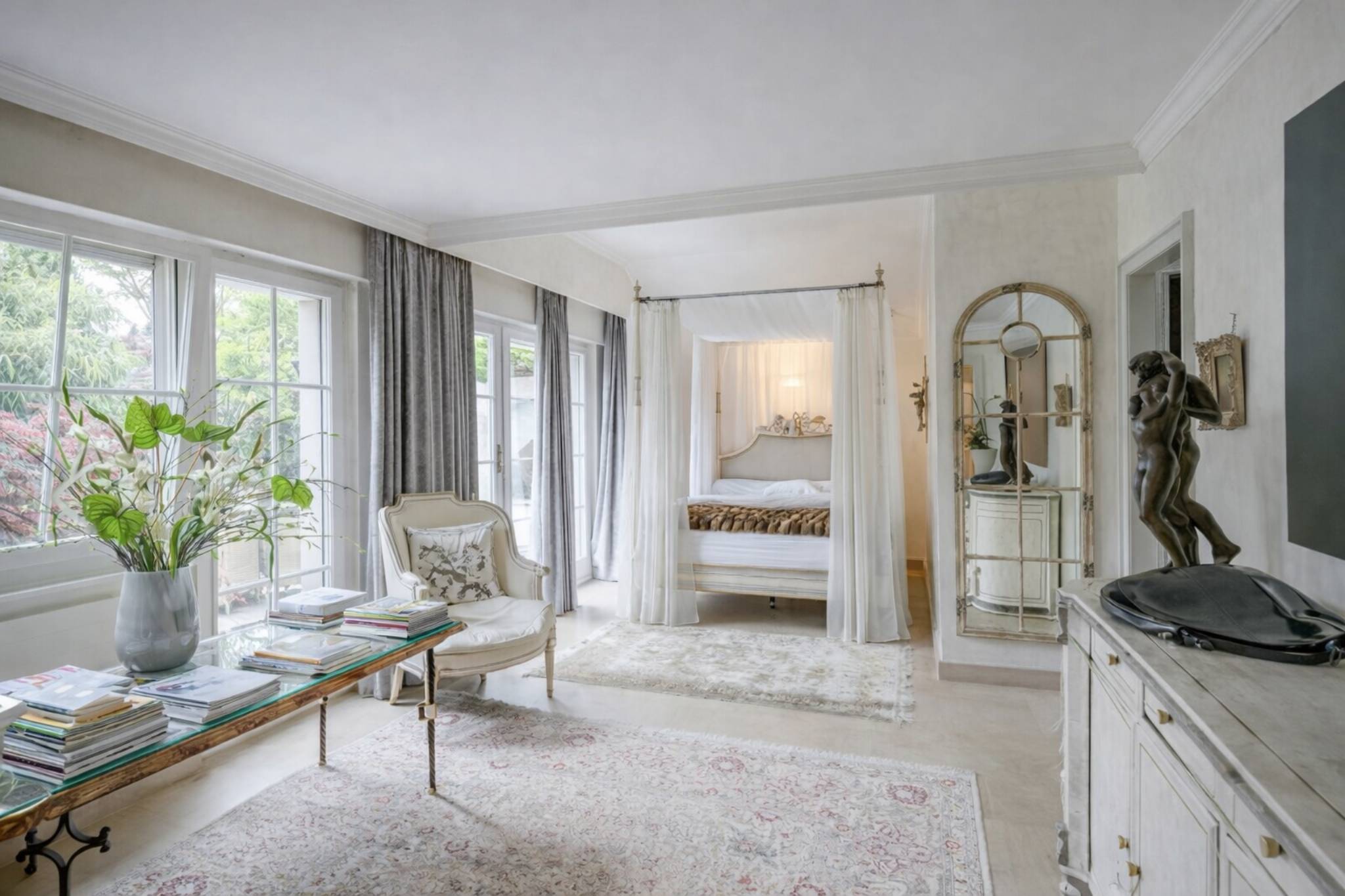Elegantes Schlafzimmer mit Sitzbereich