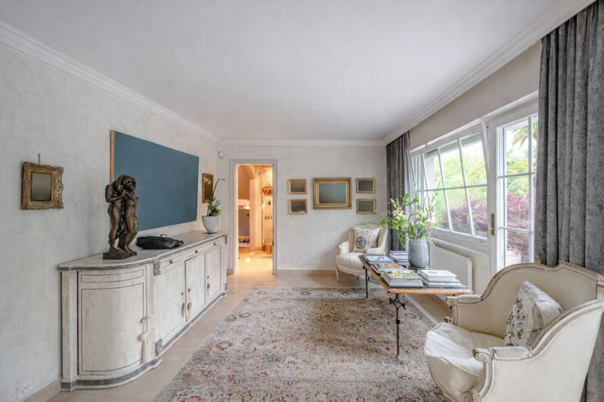 Eleganter Wohnraum mit großen Fenstern