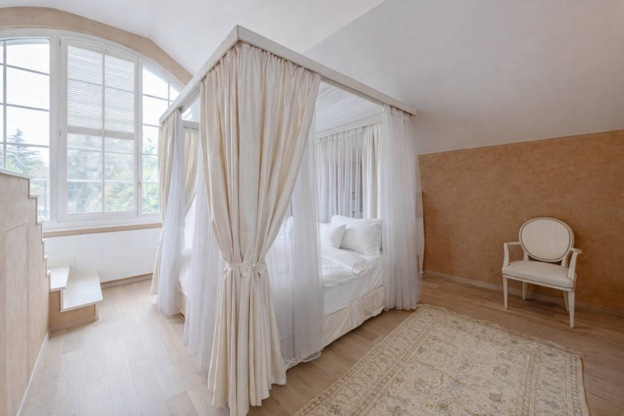 Helles Schlafzimmer mit Himmelbett