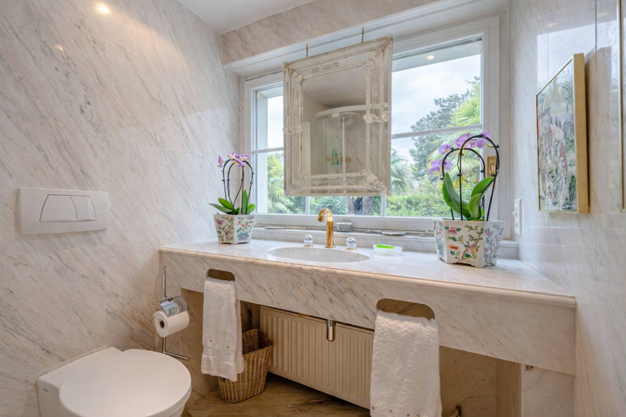 Helles Badezimmer mit Marmordetails