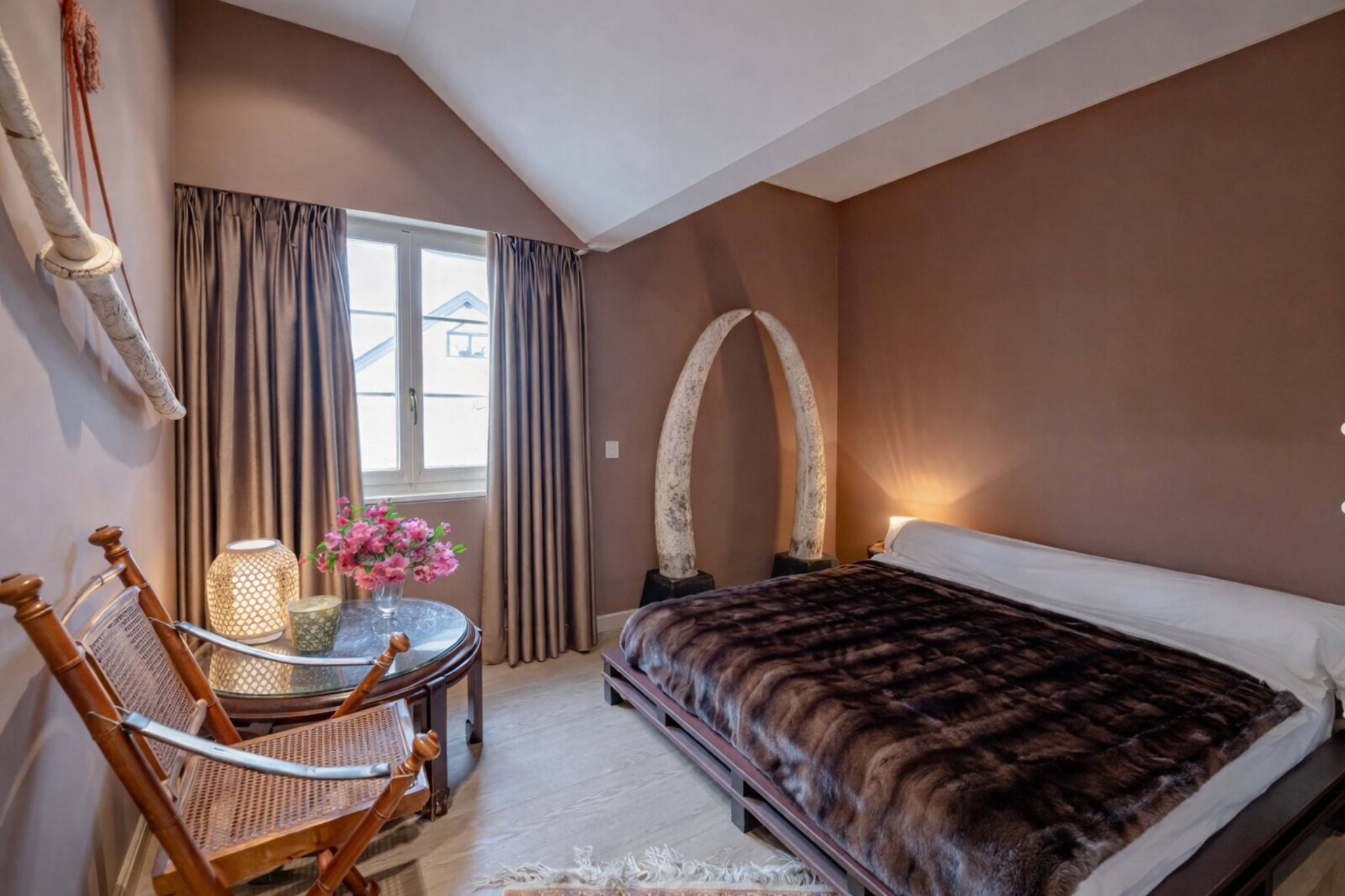 Gemütliches Schlafzimmer mit dekorativem Staging