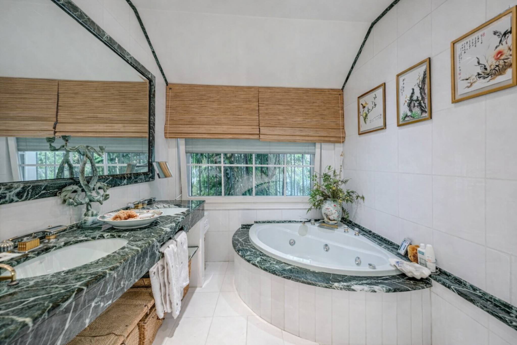 Luxuriöses Badezimmer mit Marmorakzenten und Whirlpoolbadewanne
