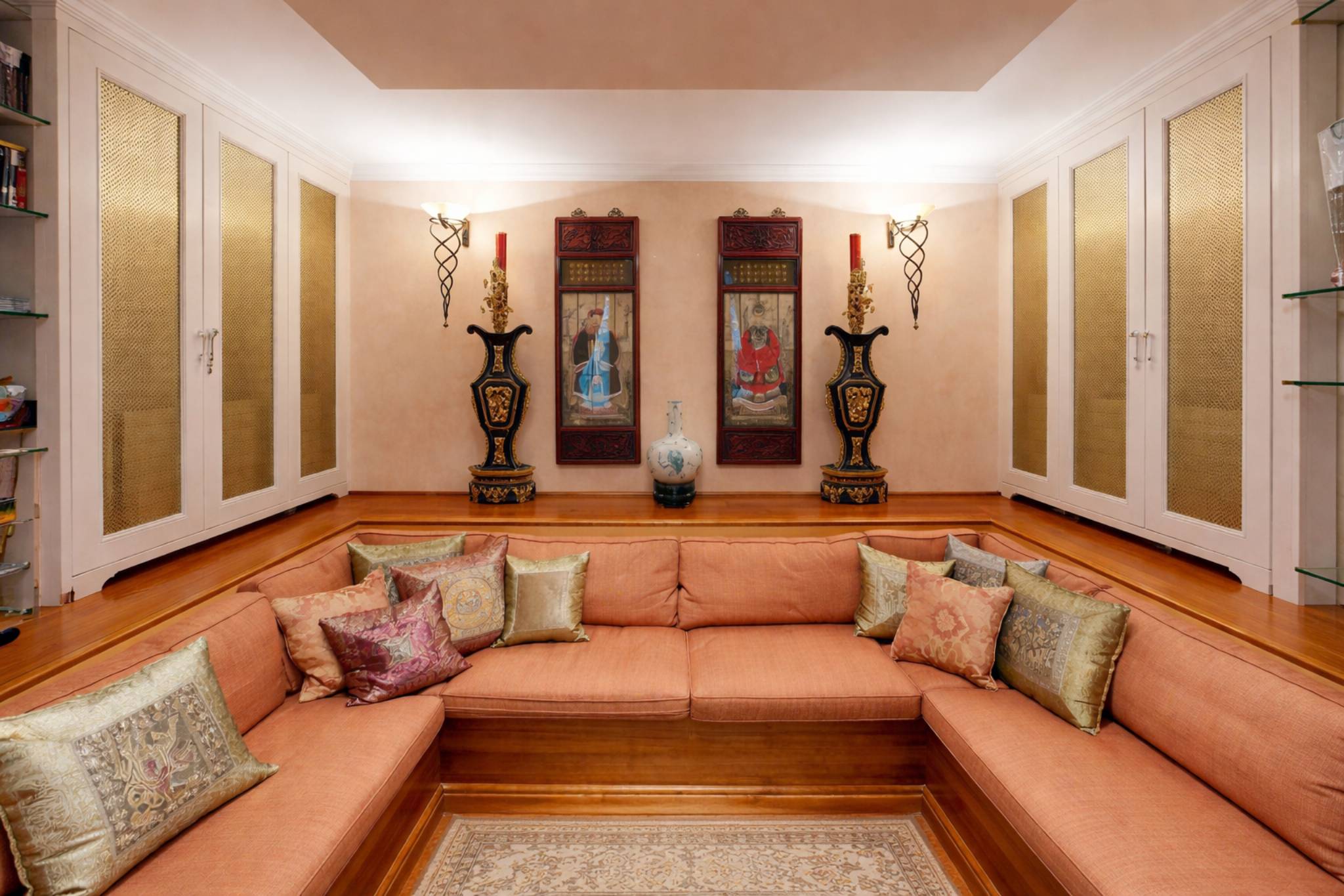 Elegant gestylter Wohnraum mit Sitznische