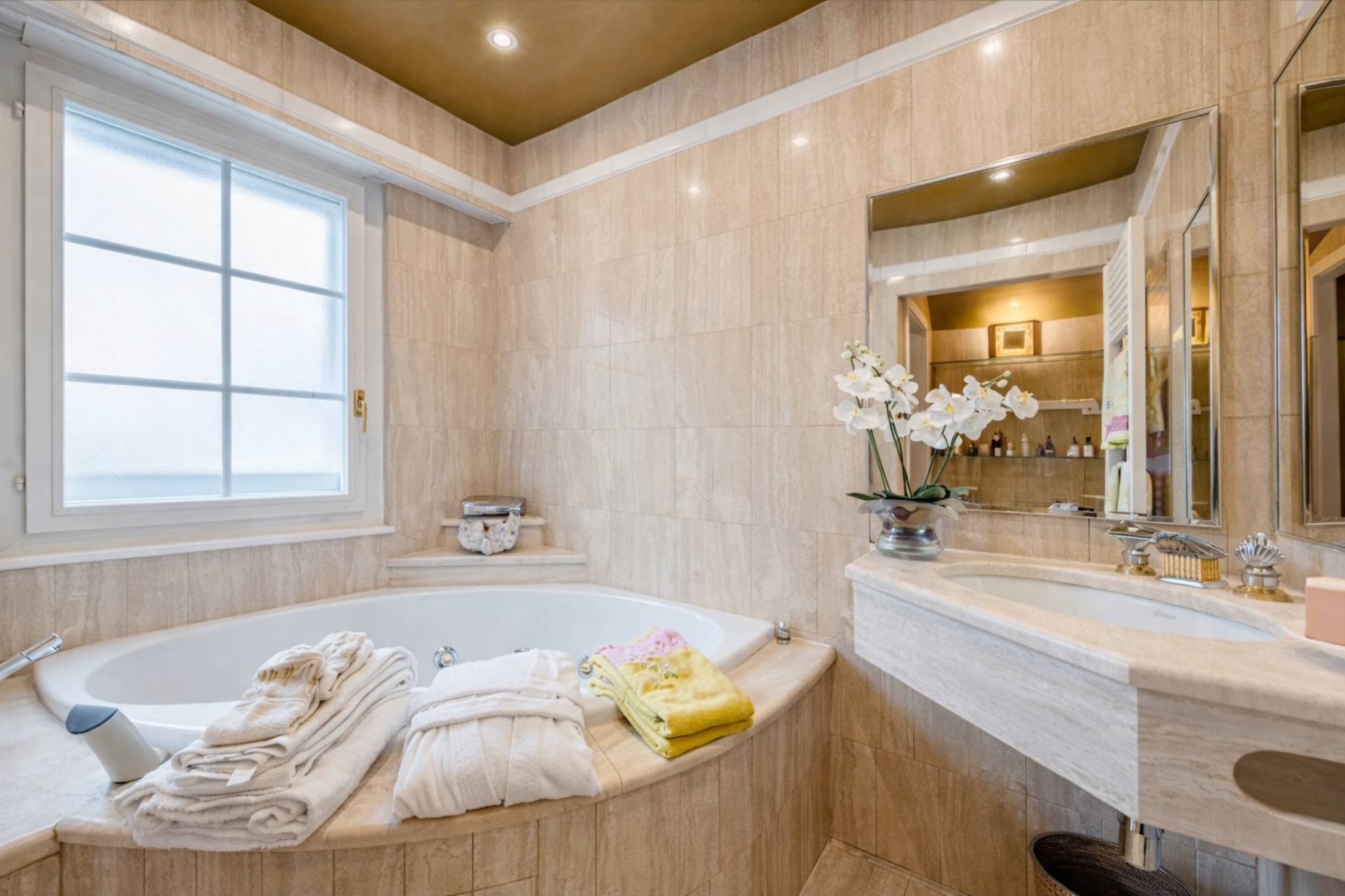Luxuriöses Badezimmer mit Wanne und Doppelwaschbecken