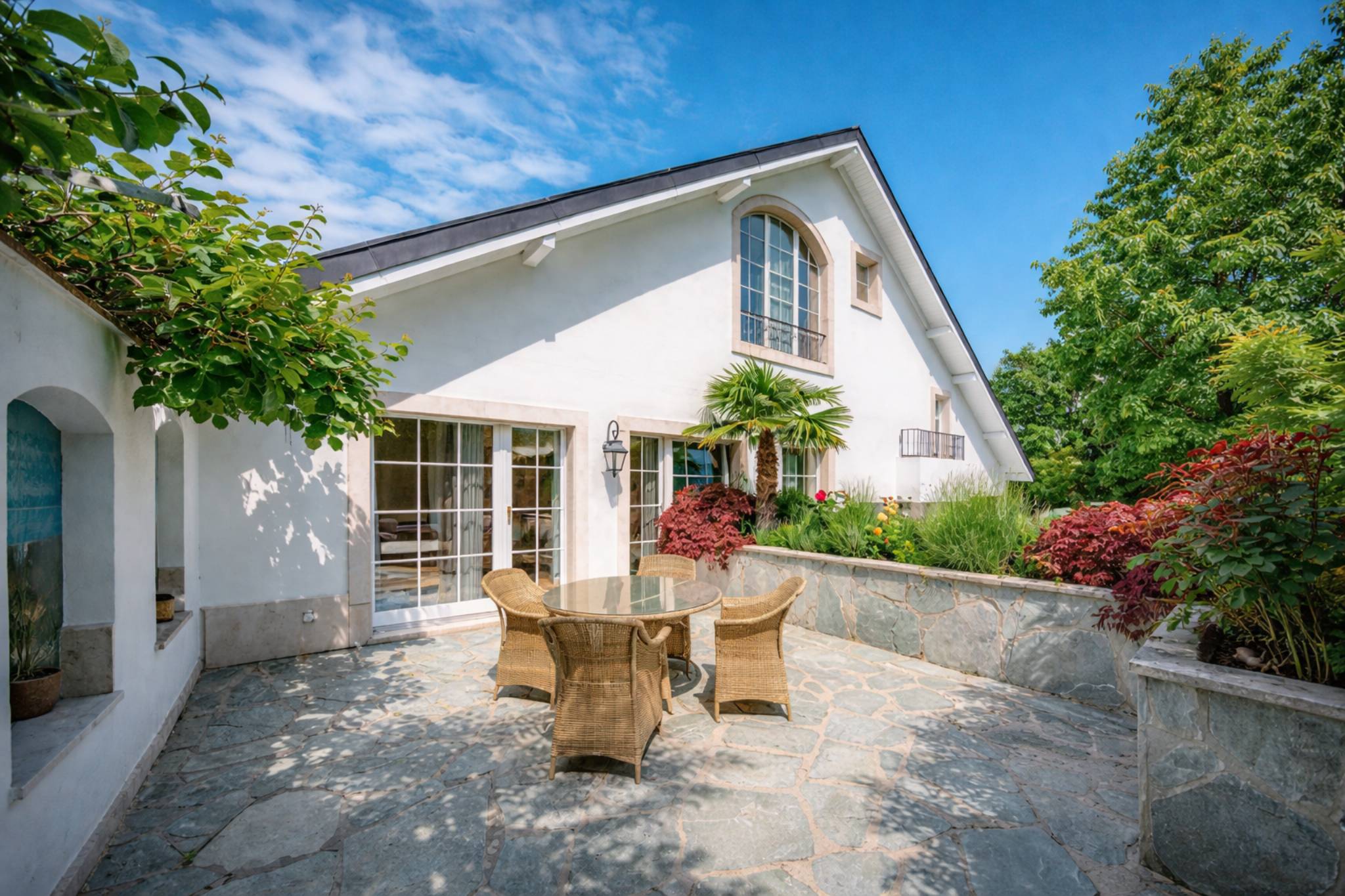 Außenbereich einer mediterran wirkenden Villa mit Terrasse