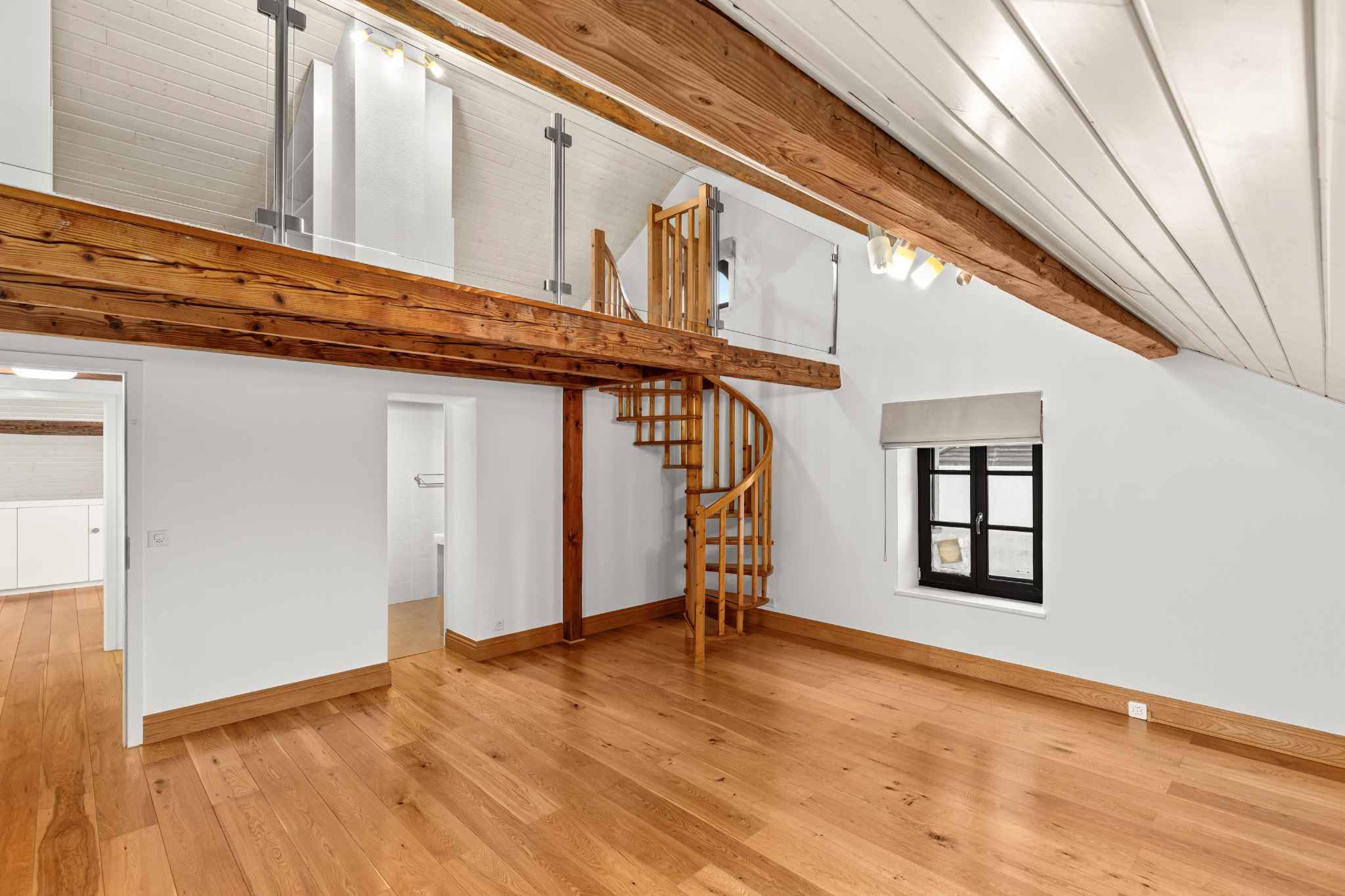 Heller Dachraum mit Holztreppe