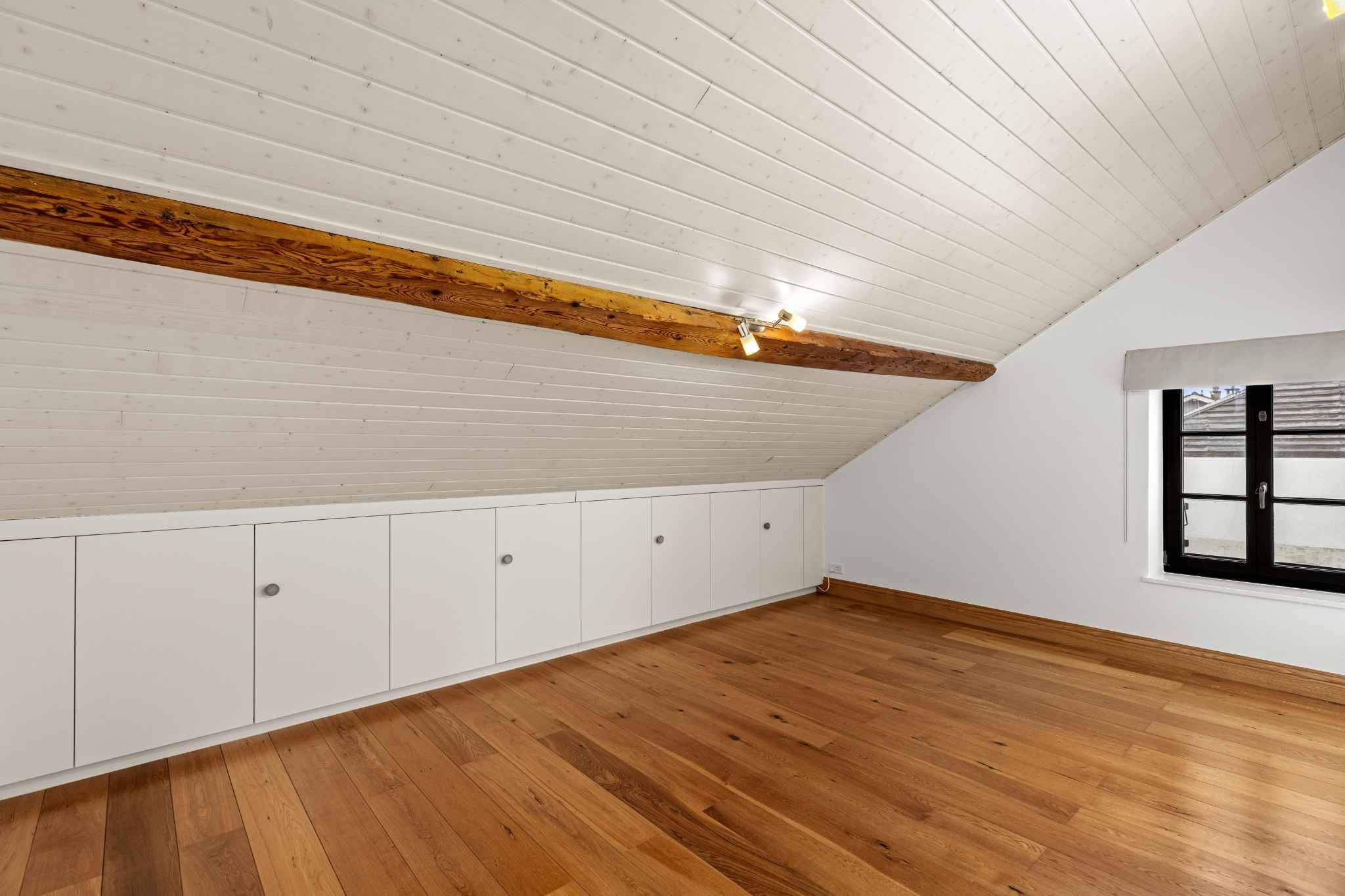 Ausgebauter Dachraum mit Einbauschränken