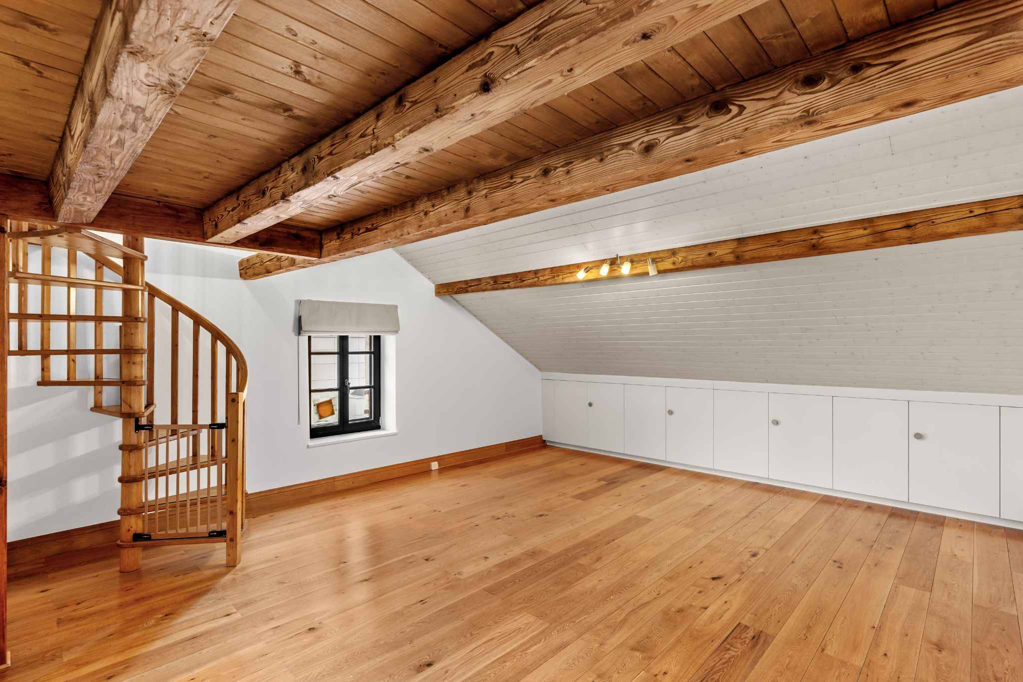 Dachgeschossraum mit Holzdecke und Treppe