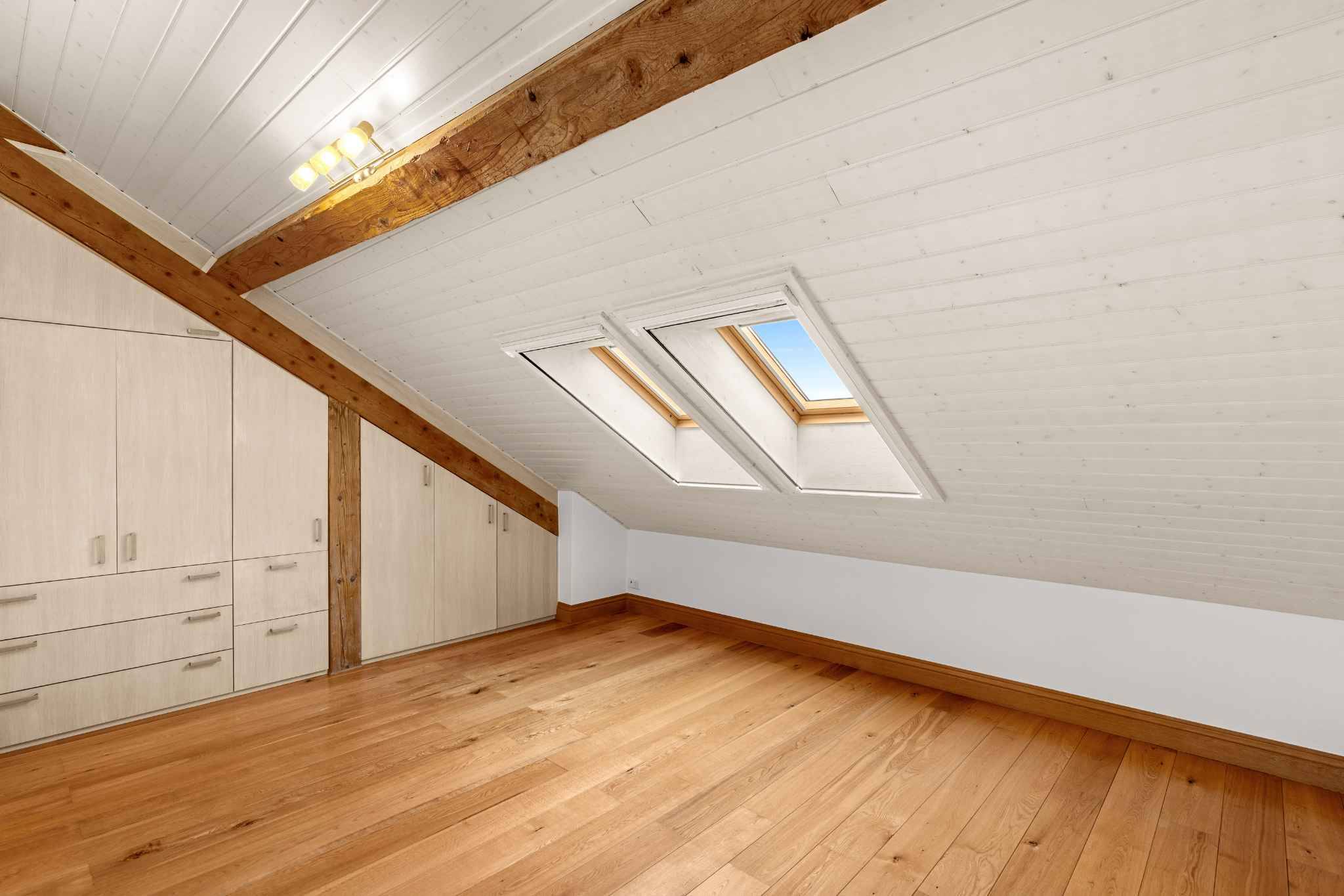 Ausgebauter Dachraum mit Dachfenstern
