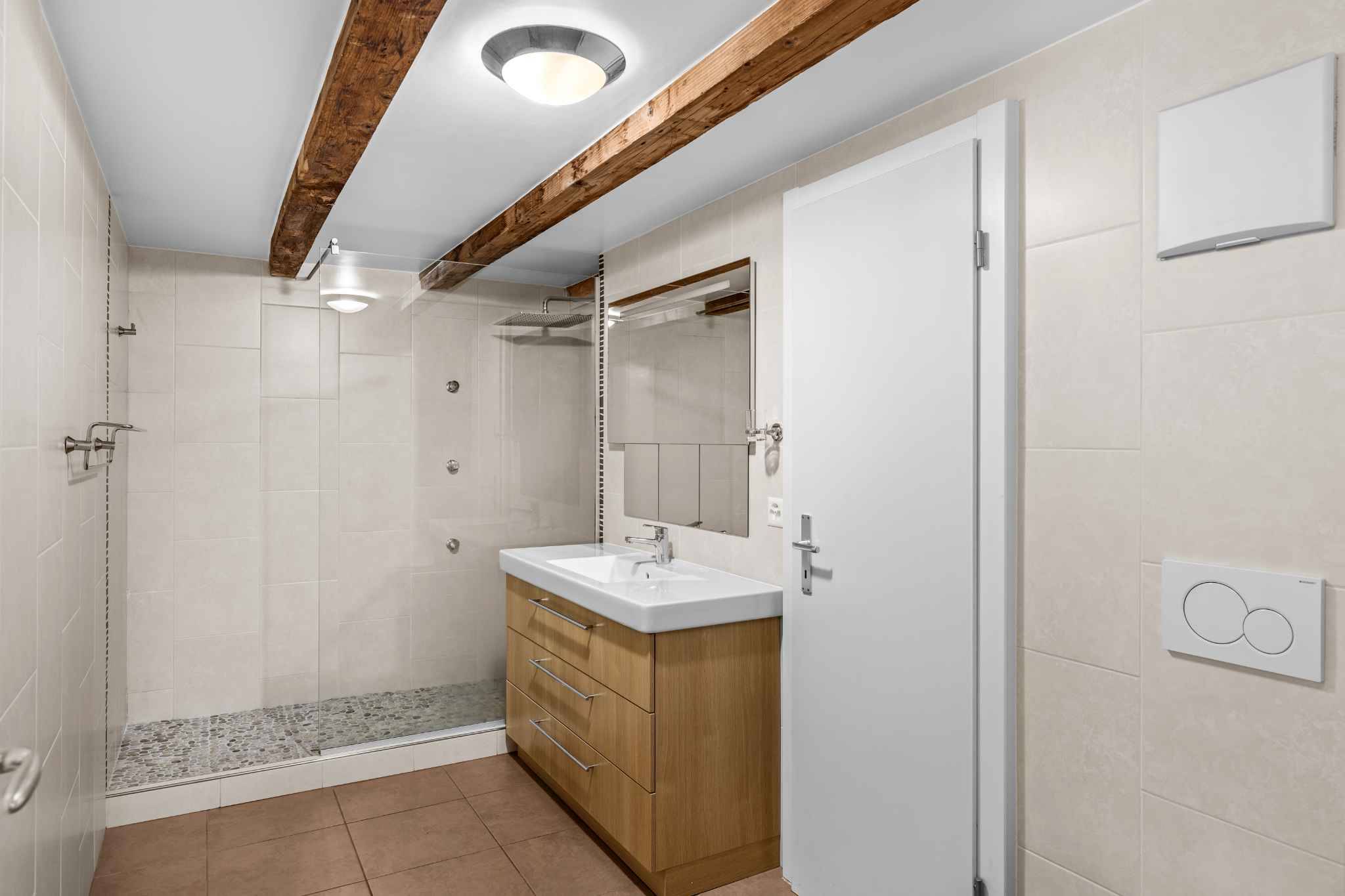 Modernes Badezimmer mit Dusche und Waschtisch