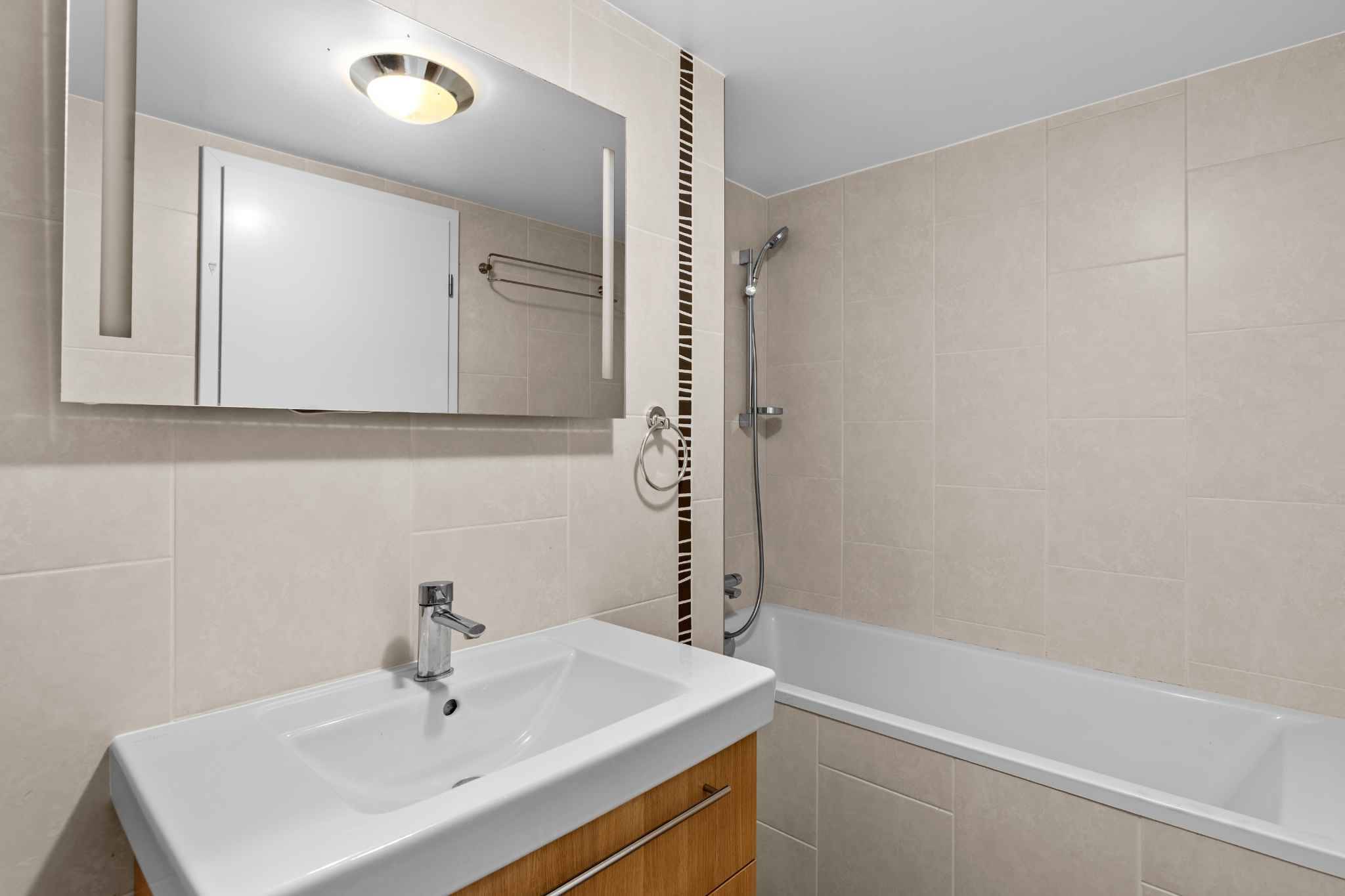 Modernes Badezimmer mit Badewanne und Waschtisch