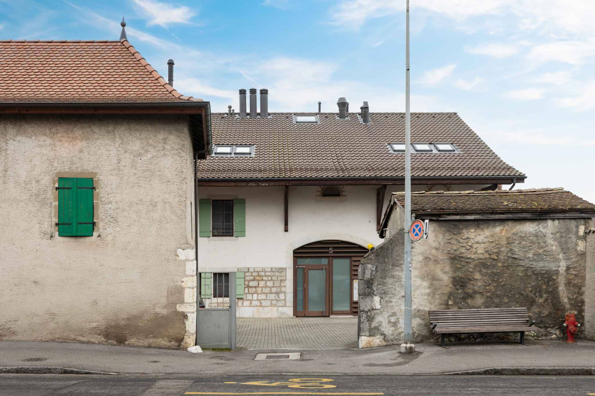 Historische Hausfassade an der Straße