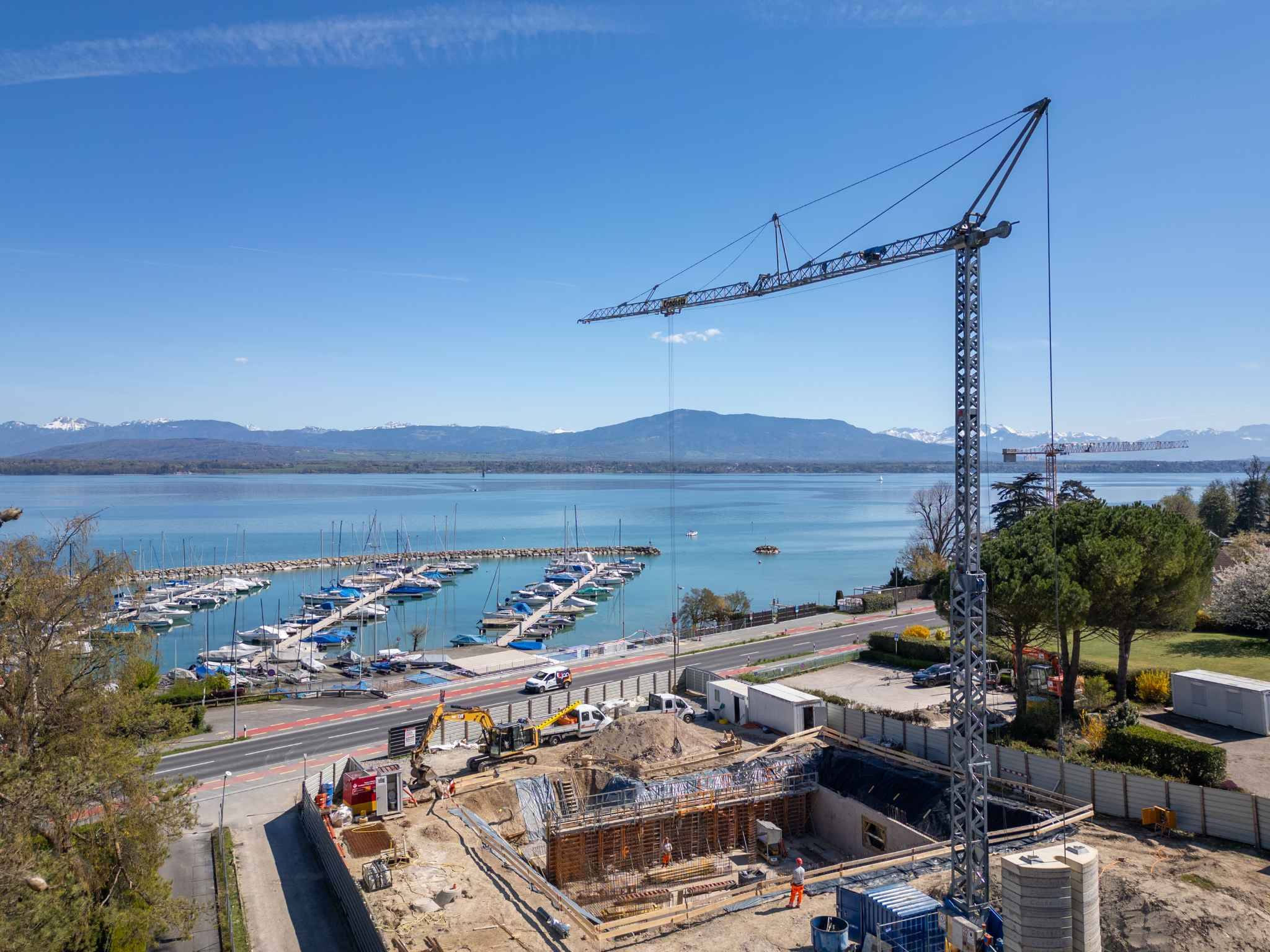 Küstenbaustelle mit Blick auf See und Berge