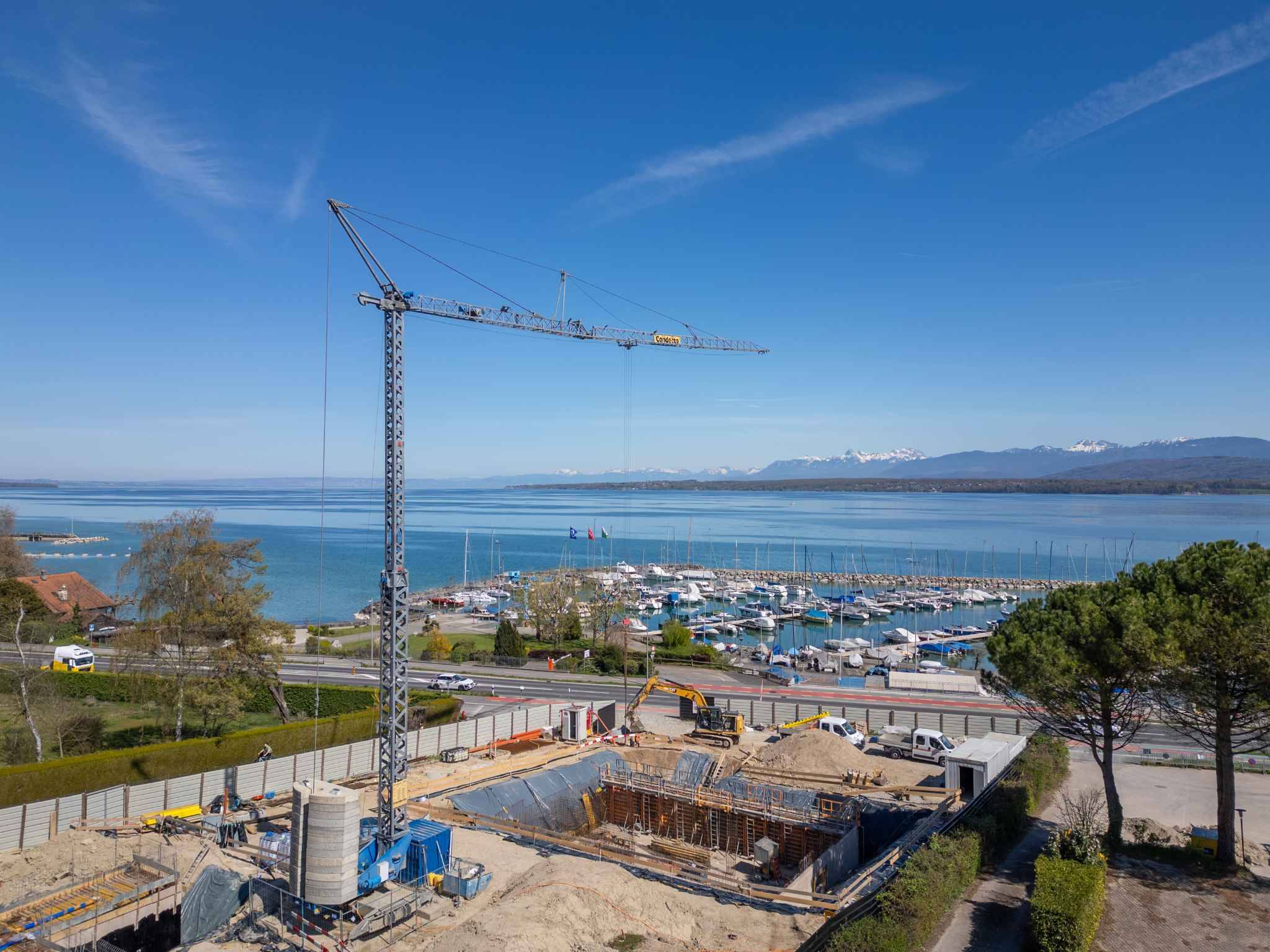 Baustelle am See mit Kran