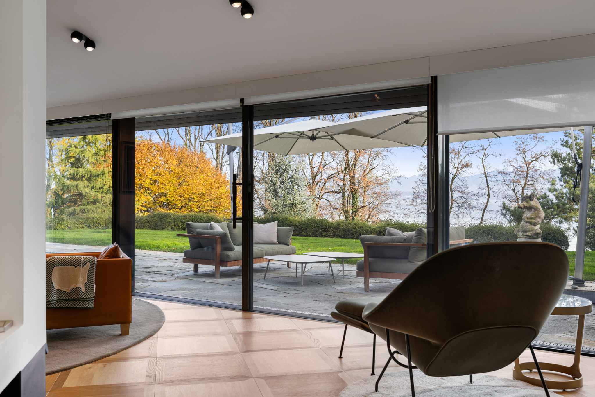 Heller Wohnraum mit großer Glasfront zum Garten