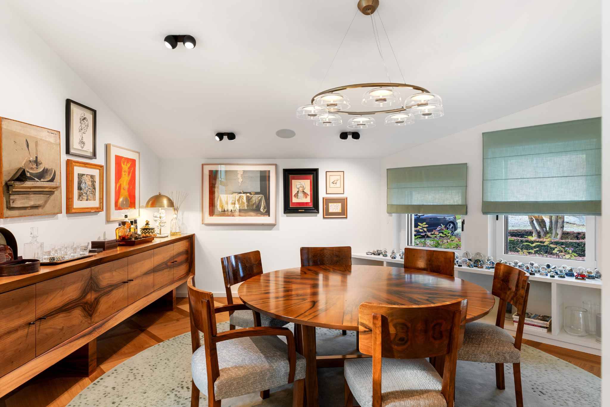 Esszimmer mit Holzmöbeln und Kunst