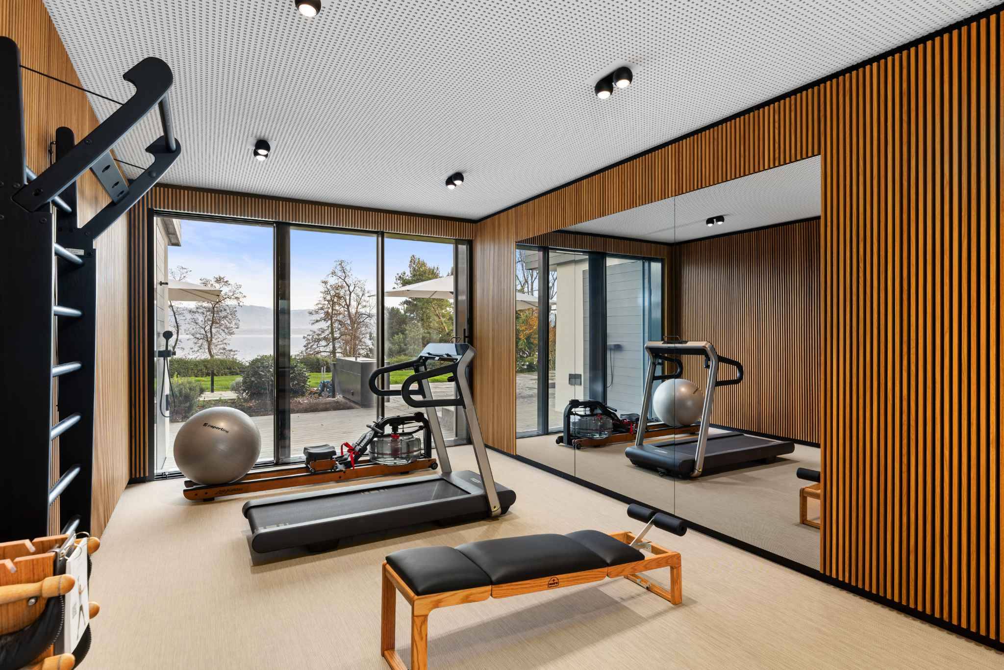Heller Fitnessraum mit Panoramafenster