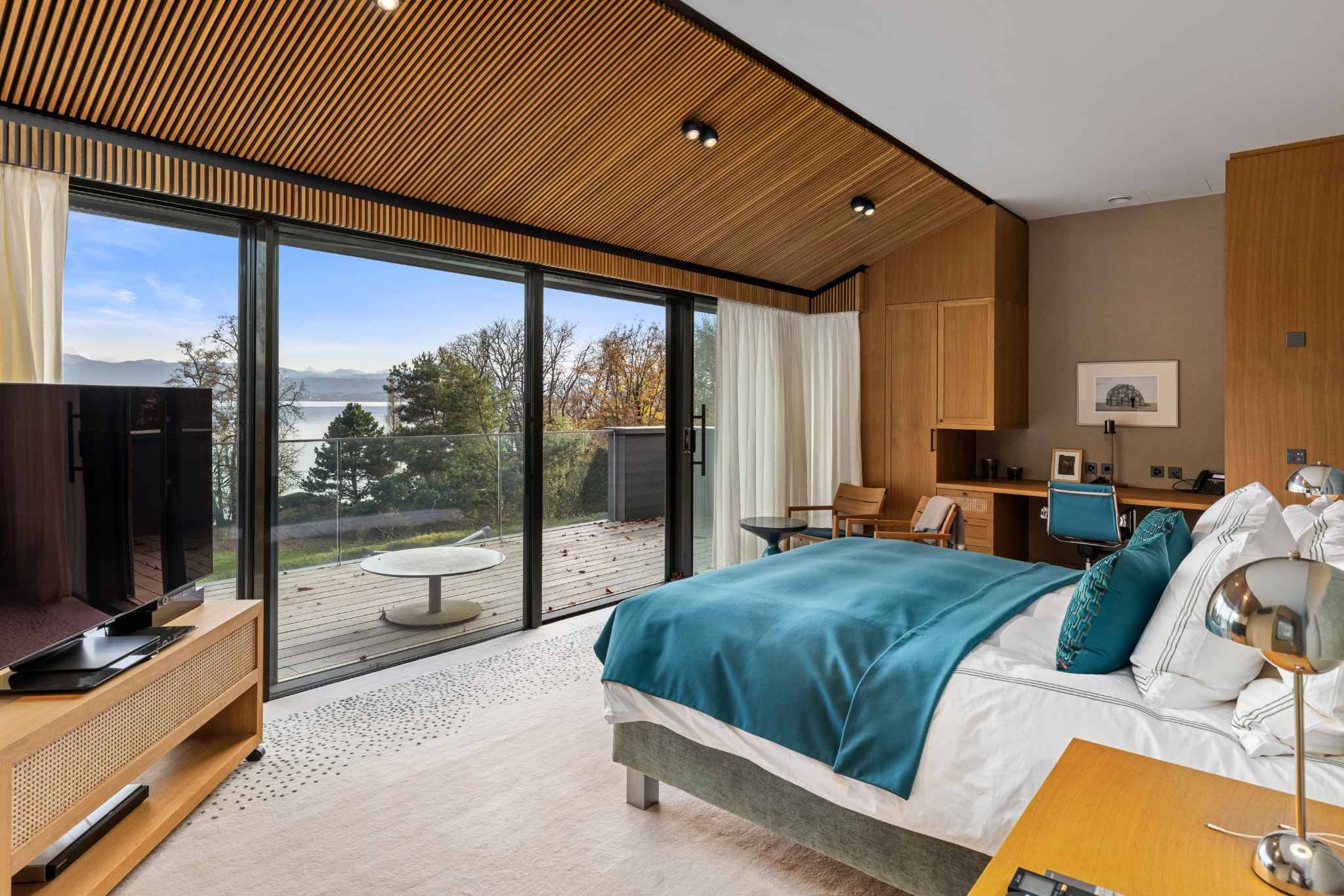 Modernes Schlafzimmer mit Seeblick
