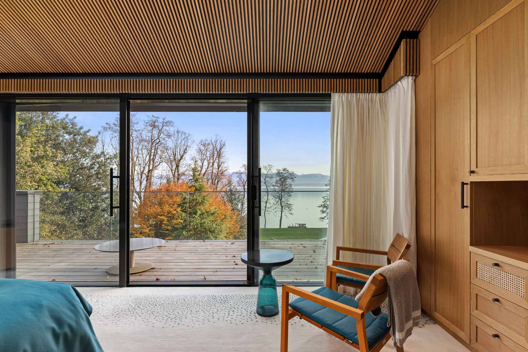 Schlafzimmer mit Seeblick