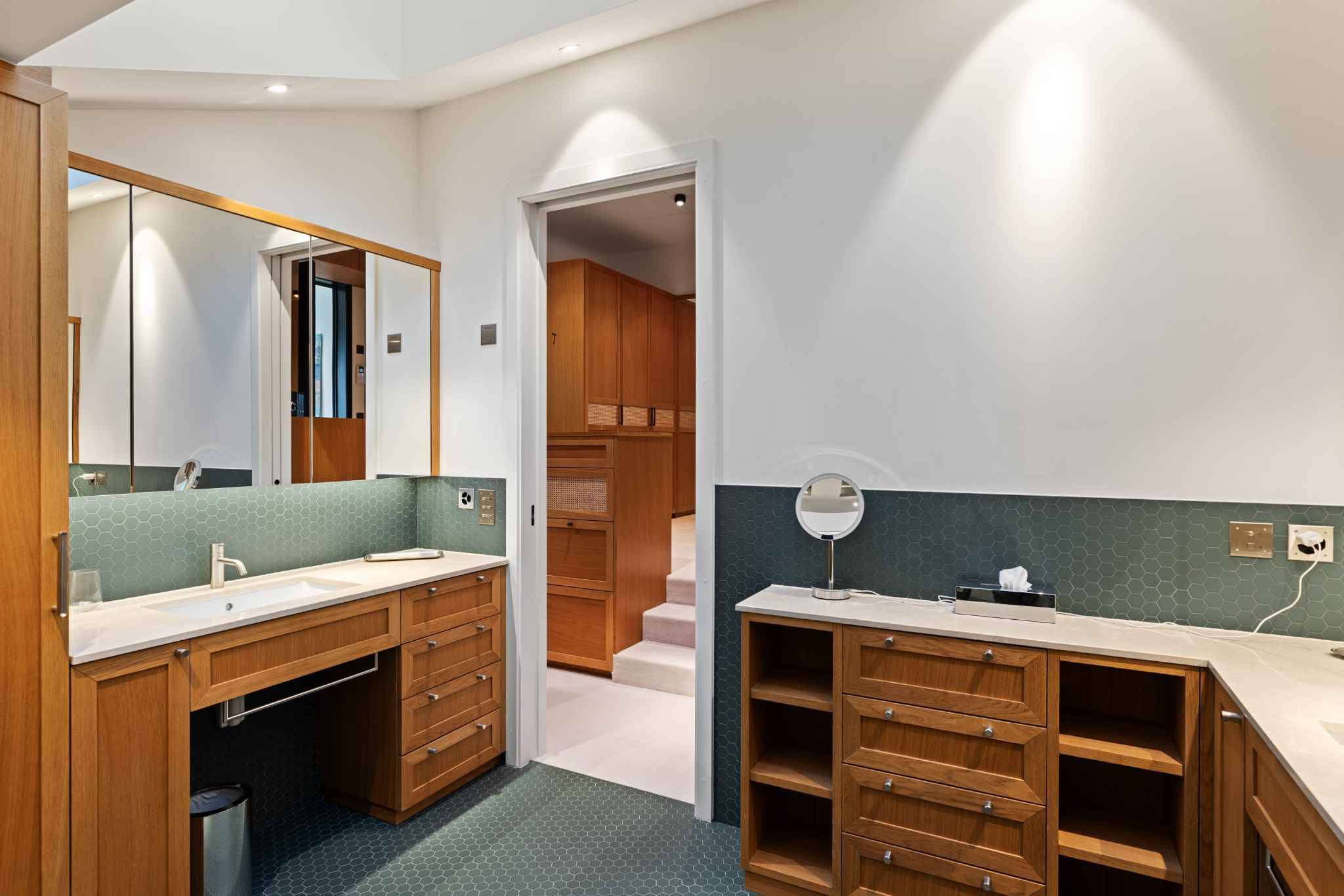 Modernes Badezimmer mit Holzschränken und Doppelwaschtisch