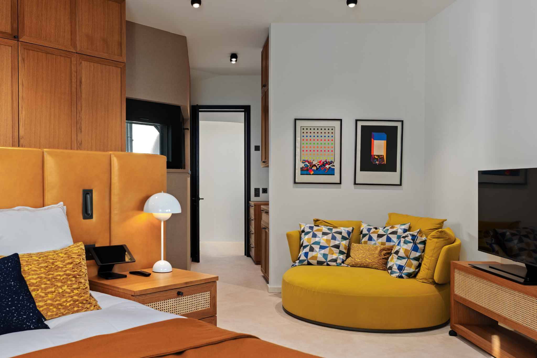 Modernes Schlafzimmer mit Sitzbereich