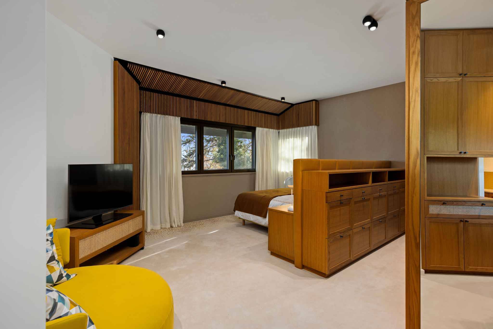Modernes Schlafzimmer mit Holzdetails